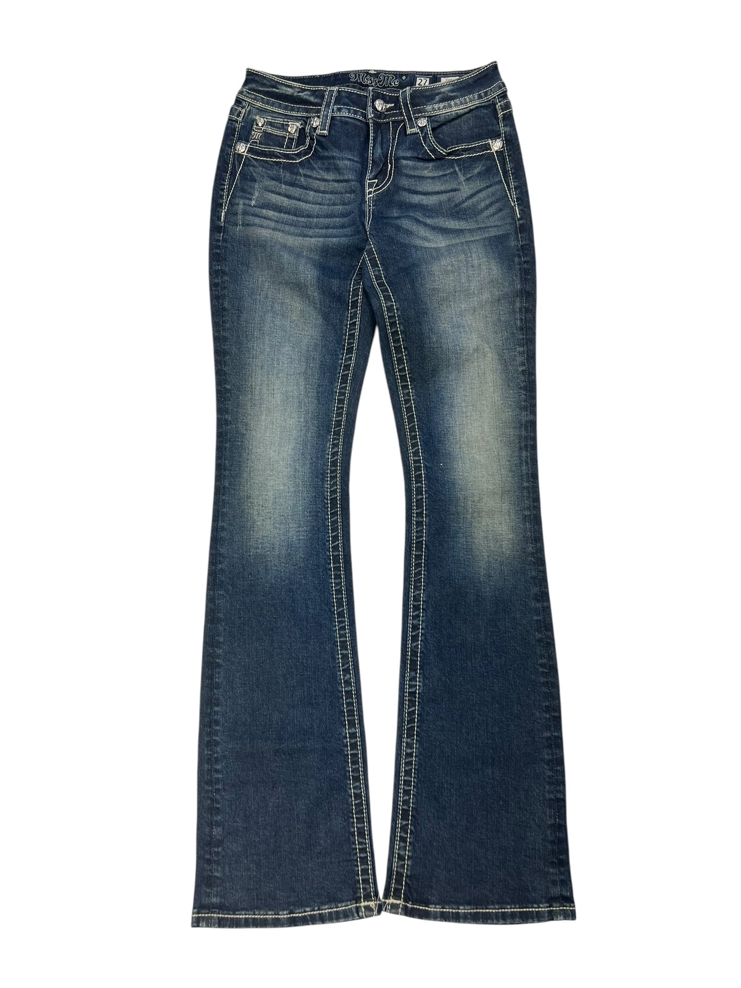 Die Miss Me Low Rise Boot Jeans von ZAZA resell in Größe 27 (S) hat blauen Denim, weiße Nähte, Taschen vorne und hinten, Fading am Oberschenkel, Gürtelschlaufen und Bundweite, flach auf weißem Grund.