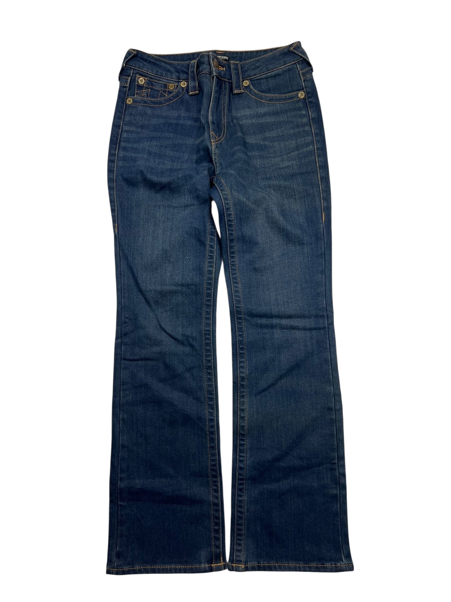 Die True Religion High Rise Straight Jeans von ZAZA wird in Größe 27 (S), dunkelblau im Bootcut-Stil, mit Vorder- und Gesäßtaschen, Gürtelschlaufen und einem Knopf-Reißverschluss wiederverkauft. Flach auf weißem Grund gelegt. Bundweite 36 für Komfort.