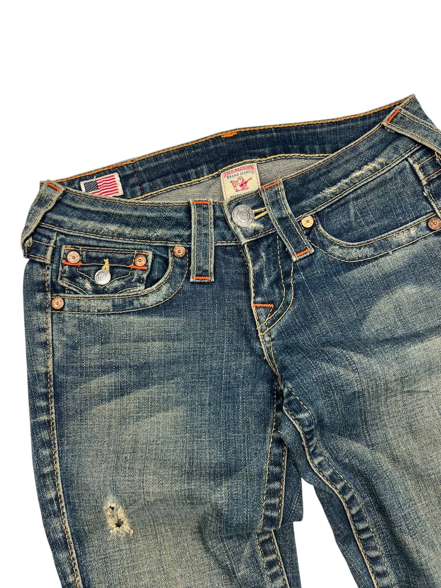 Die True Religion Billy - Low Rise Straight Jeans von ZAZA resell hat eine verblasste blaue Waschung, orangefarbene Nähte, Knopf- und Reißverschluss, eine kleine Vordertasche mit silbernem Knopf, Distressed-Details im Bereich der Tasche und des Oberschenkels und eine Außenbeinlänge von 101.