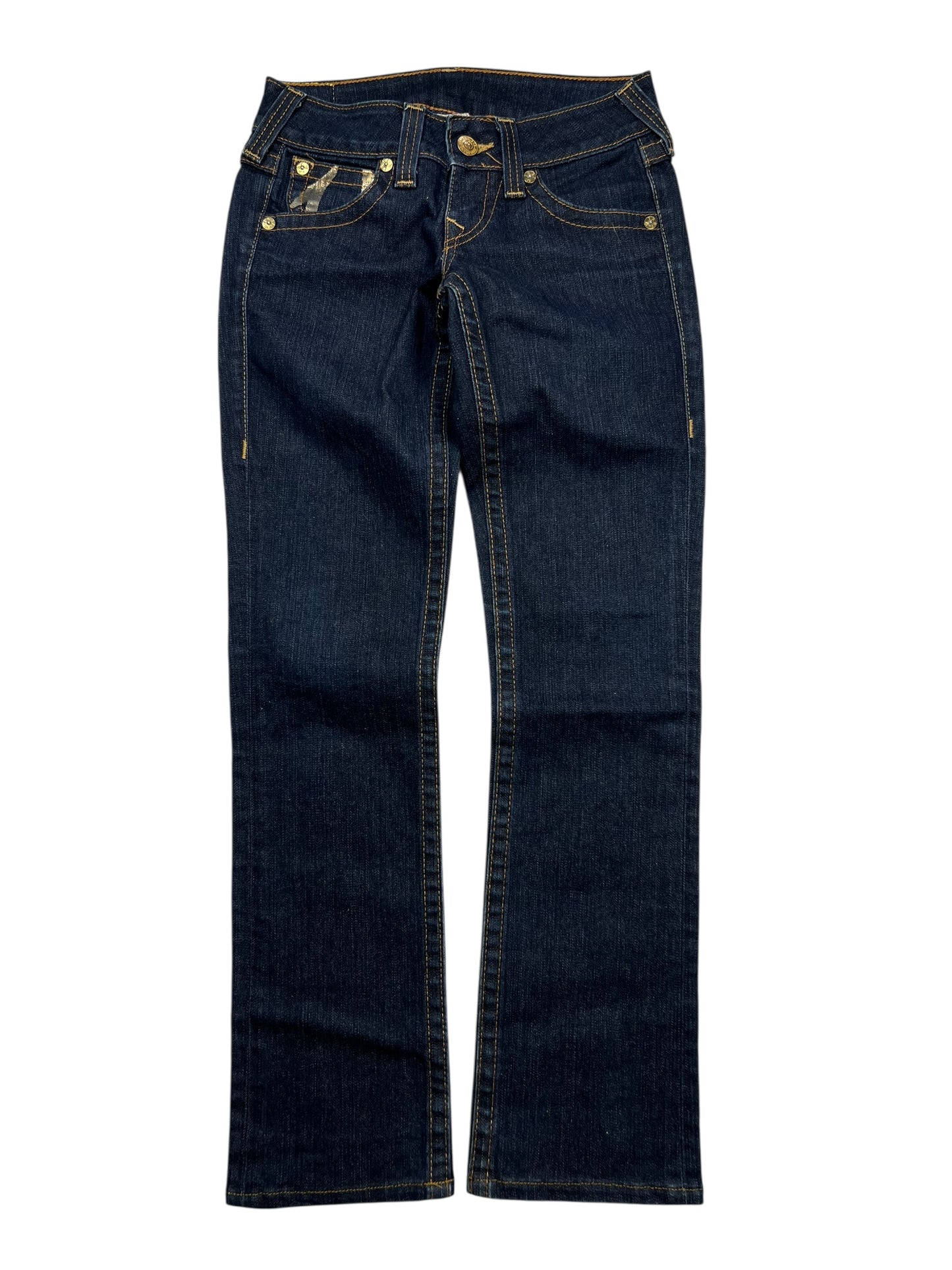 True Religion Billy - Low Rise Straight Jeans von ZAZA resell, Größe 26 (S), dunkelblauer Denim mit gelben Nähten, Vorder- und Gesäßtaschen, Knopf- und Reißverschluss, flach auf weißem Grund.