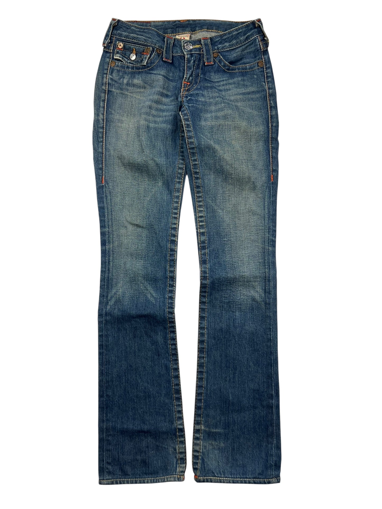 True Religion Billy - Low Rise Straight Jeans von ZAZA resell, Größe 24 (S), mit klassischem Five-Pocket-Styling, dezentem Oberschenkel-Fading und geradem Schnitt. Labelgröße und Bundweite abgebildet, Jeans flach auf weißem Hintergrund gelegt.