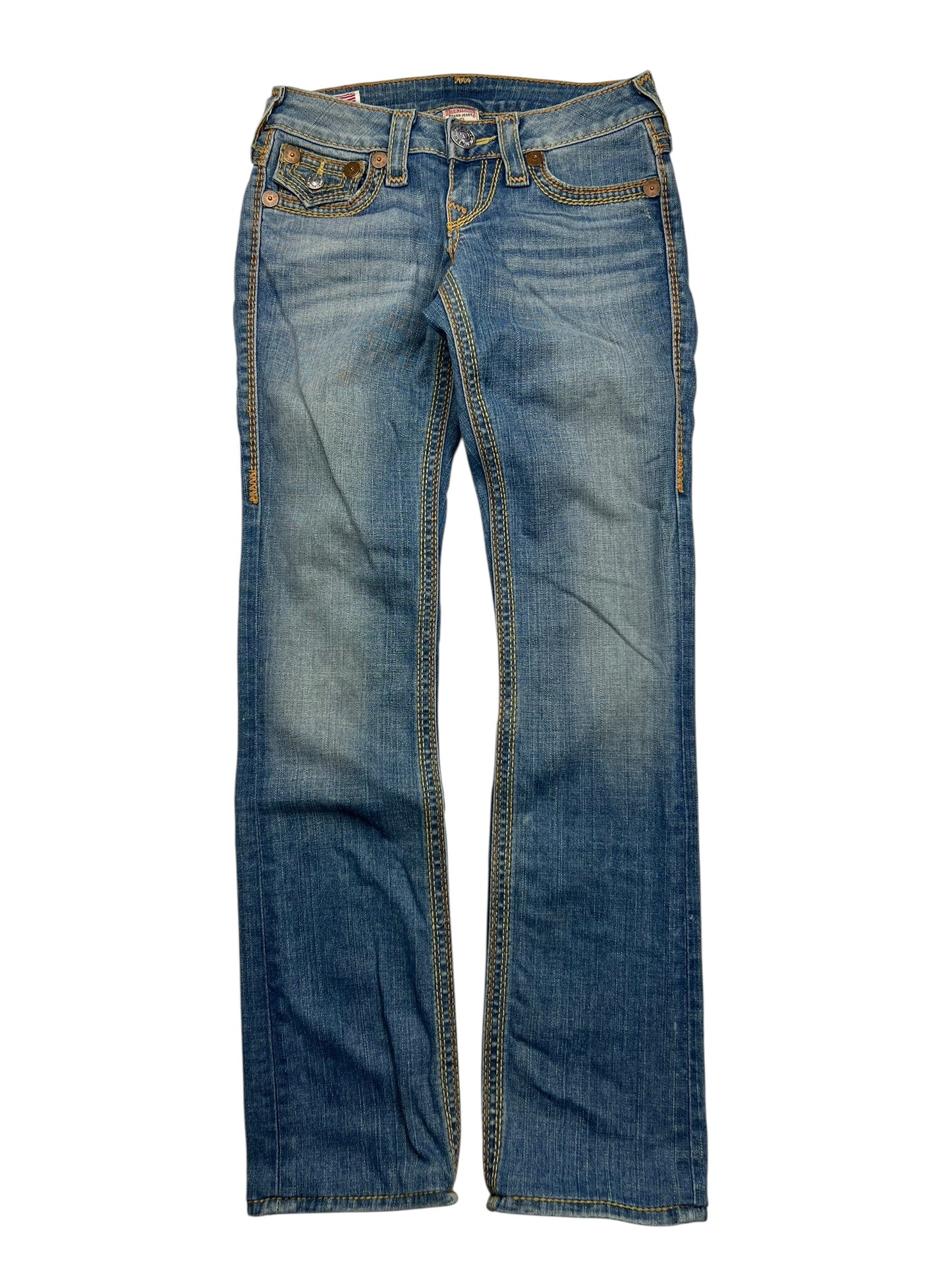 Die von ZAZA wiederverkaufte True Religion Billy QT - Low Rise Straight Jeans in Größe 24(S) hat blauen Denim mit ausgeblichenen Oberschenkeln, braune Nähte, eine gerade Beinform und Taschen vorne und hinten. Diese ultra-rare finden wird gezeigt, flach auf einem weißen Hintergrund gelegt.