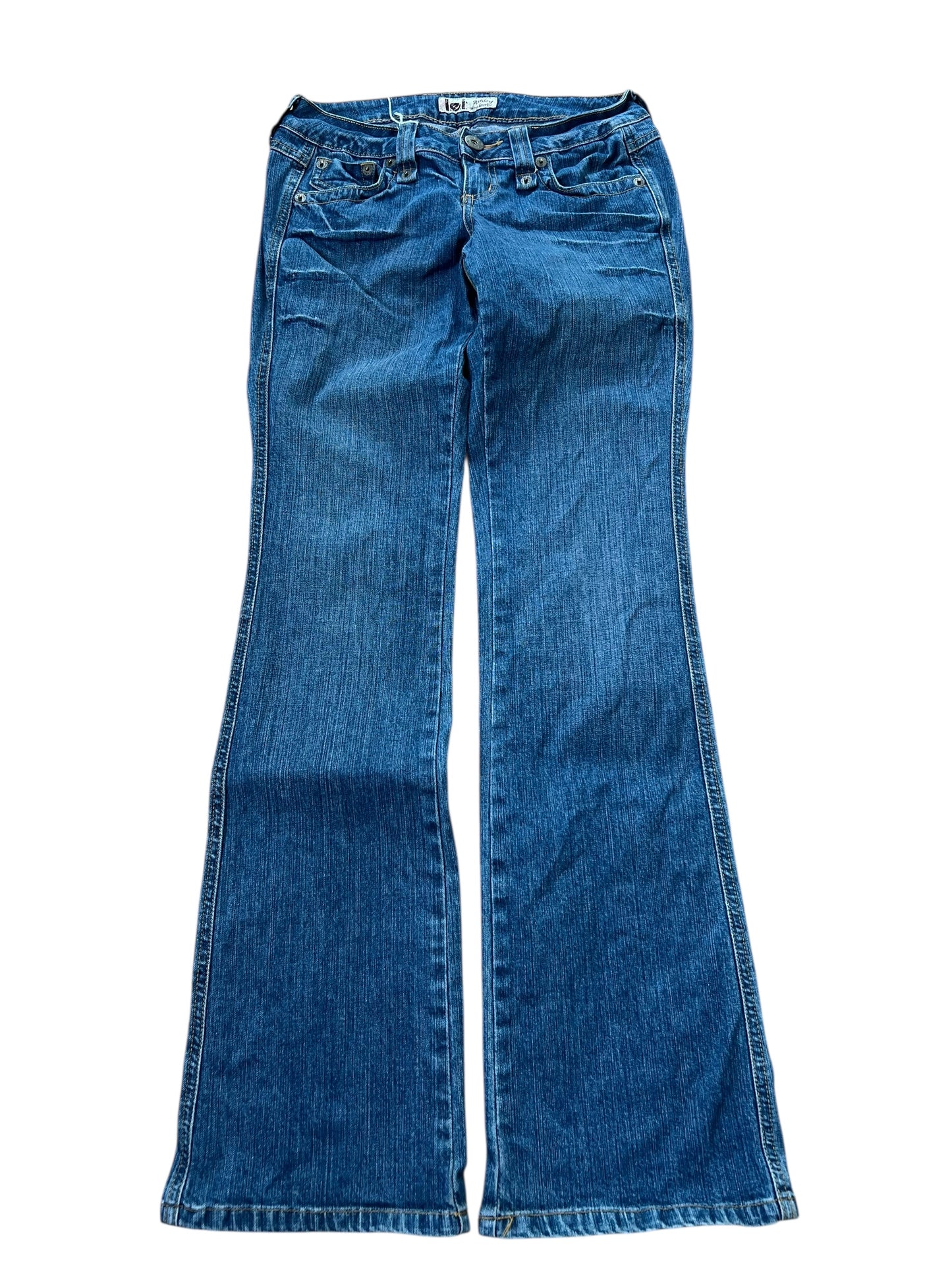 Die L.E.I. Ashley Ultra Low Rise Boot von ZAZA Resell in der Größe W25 x L30 sind Bootcut-Jeans aus blauem Denim mit Vorder- und Gesäßtaschen, die flach auf einem weißen Hintergrund liegen, um ihre klassische Passform und ihren bequemen Stil deutlich zu zeigen.