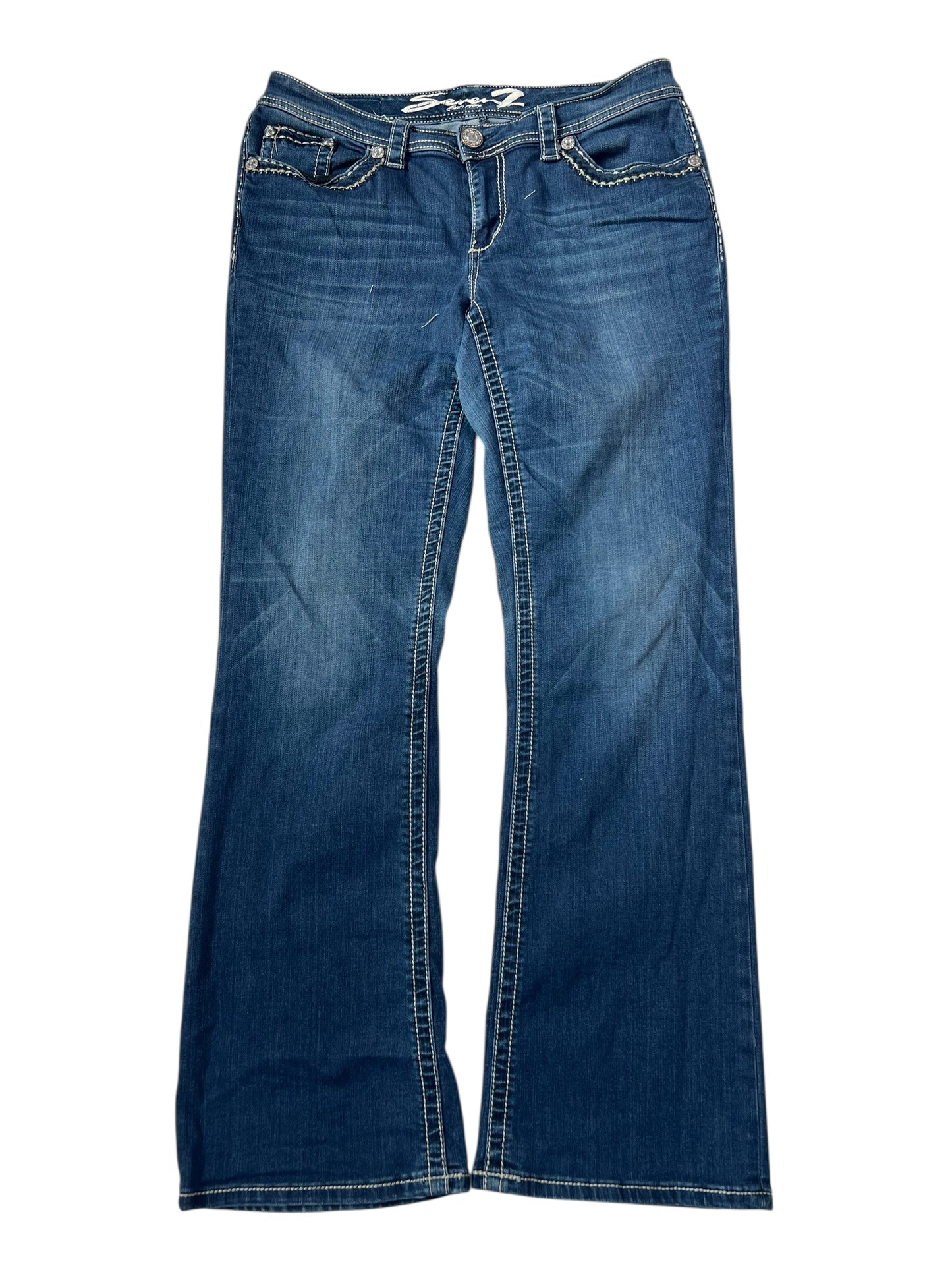 Die ZAZA-Resell-Jeans Seven Mid Rise Boot (B33 x L34) zeichnet sich durch einen blauen Denim-Bootcut, leichtes Ausbleichen am Oberschenkel, weiße Doppelnähte und Vorder-/Gesäßtaschen aus. Flach liegend auf weißem Hintergrund abgebildet.