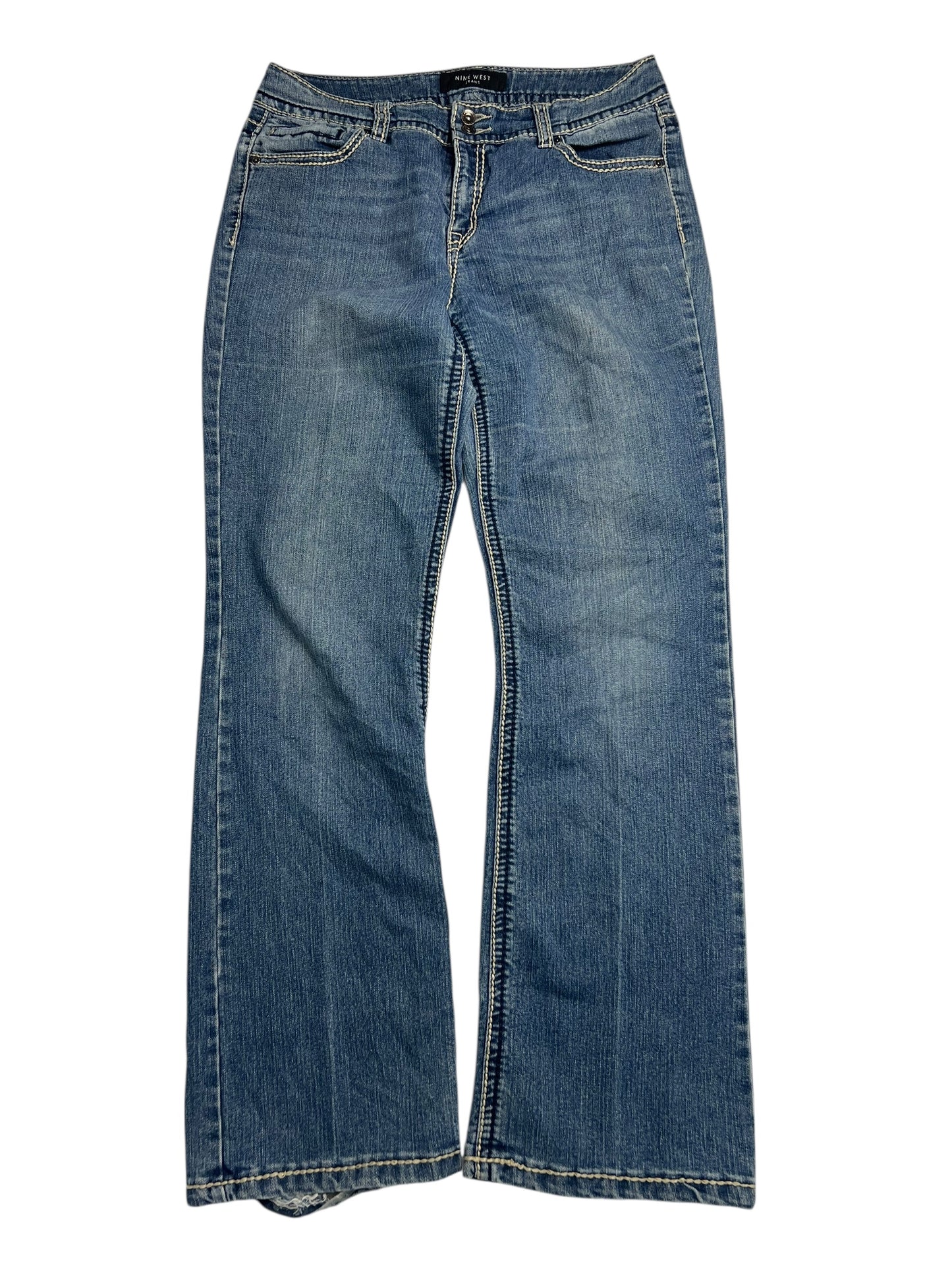 Die Nine West Mid Rise Boot Jeans von ZAZA Resell in Blau (W31 x L33) verfügt über Vordertaschen, einen Knopfverschluss, weiße Nahtnähte und eine präzise Bundweite für eine perfekte Passform – flach liegend auf weißem Hintergrund dargestellt.