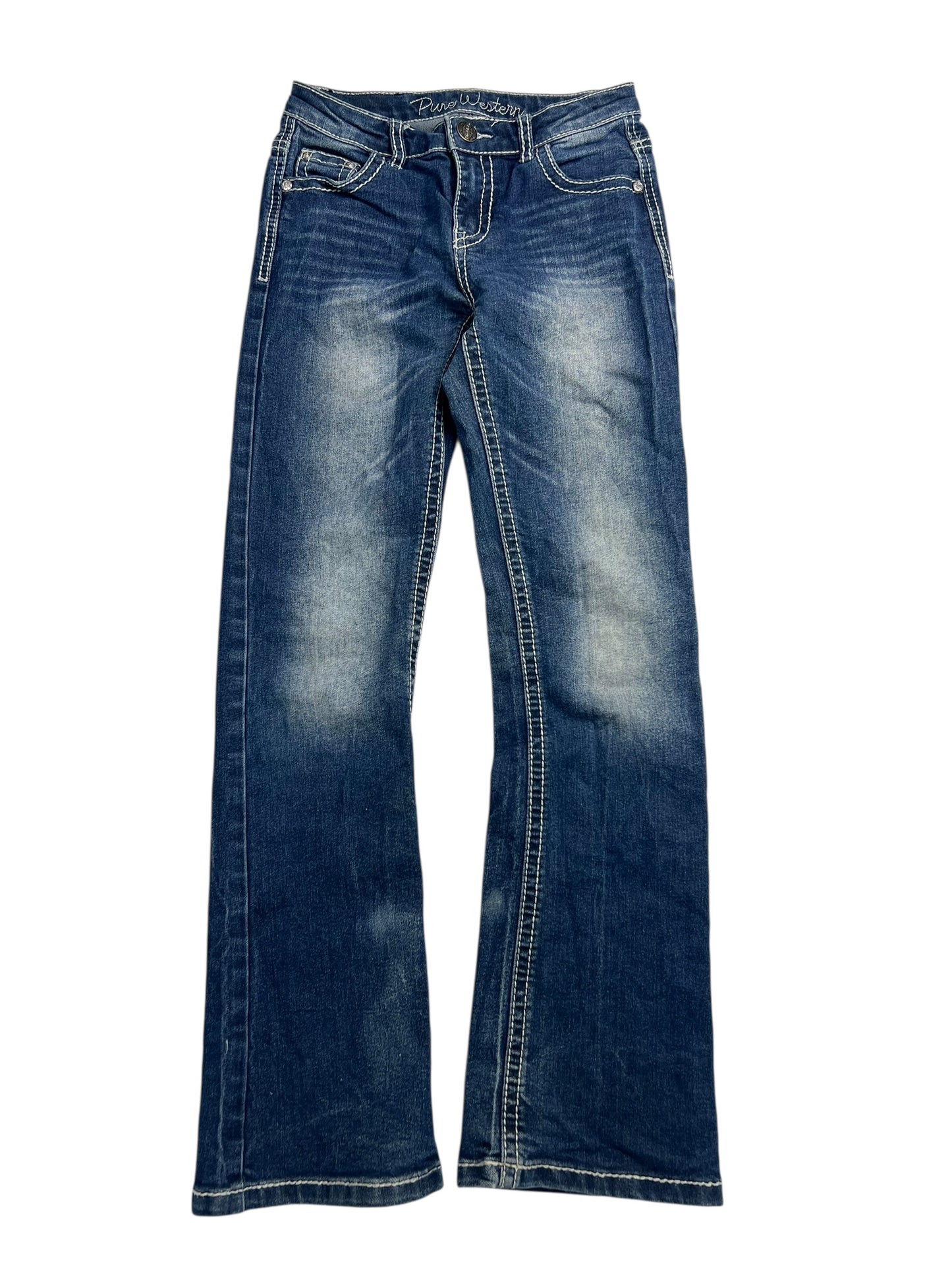 Die ZAZA-Resell-Jeans Pure Western Mid Rise Slim Boot (W23 x L26) sind blaue Bootcut-Jeans in Kindergröße mit weißen Kontrastnähten und verblassten Oberschenkel- und Kniedetails auf weißem Hintergrund.