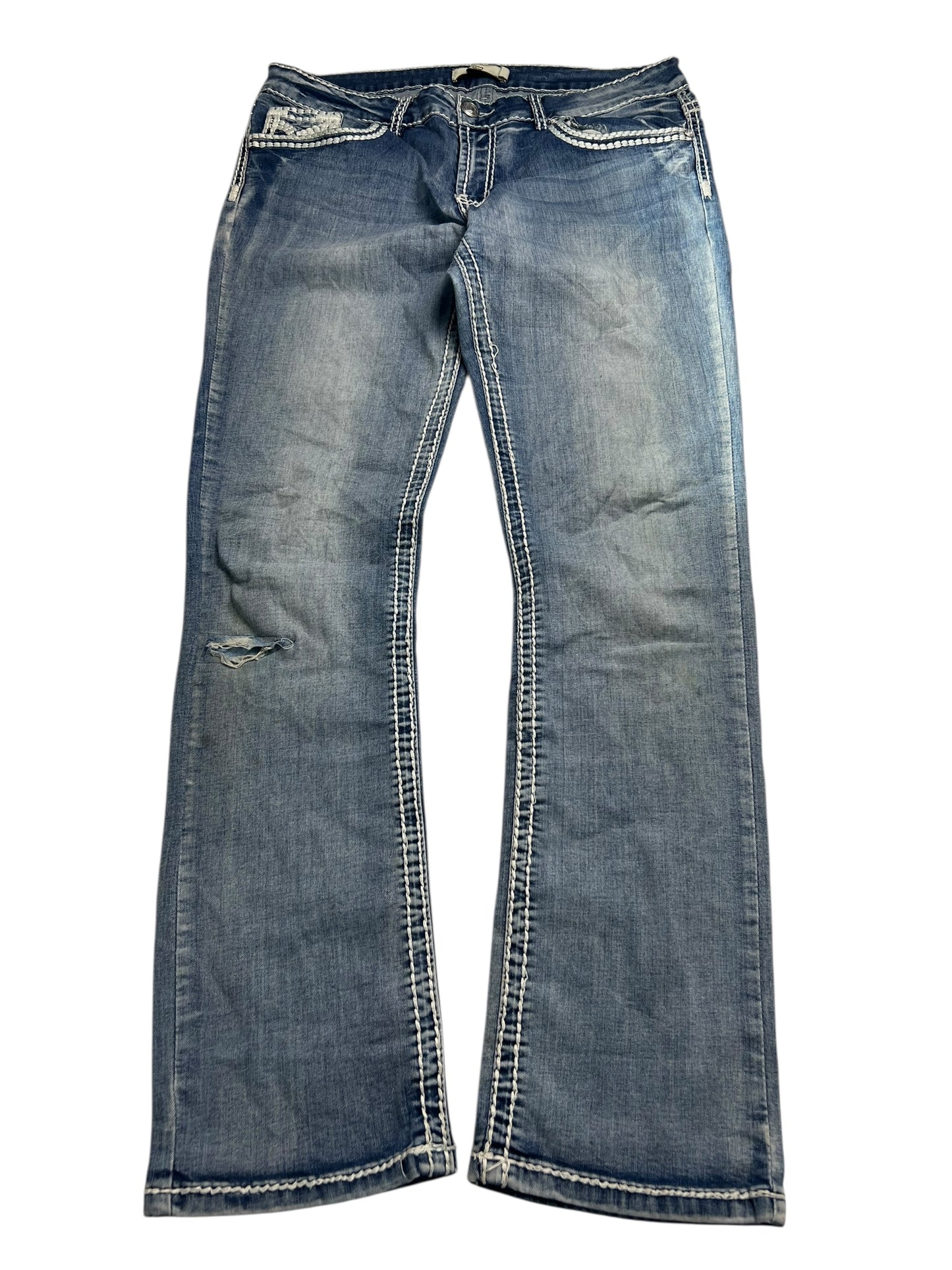 Die von ZAZA weiterverkauften MyChristy Mid Rise Straight Jeans, Größe W34 x L31, bestehen aus blauem Denim mit weißen Kontrastnähten, haben einen Reißverschluss und Knopfverschluss vorne, Taschen vorne und hinten, sind leicht ausgeblichen, haben einen Riss am linken Oberschenkel und eine präzise Taille für mehr Komfort.