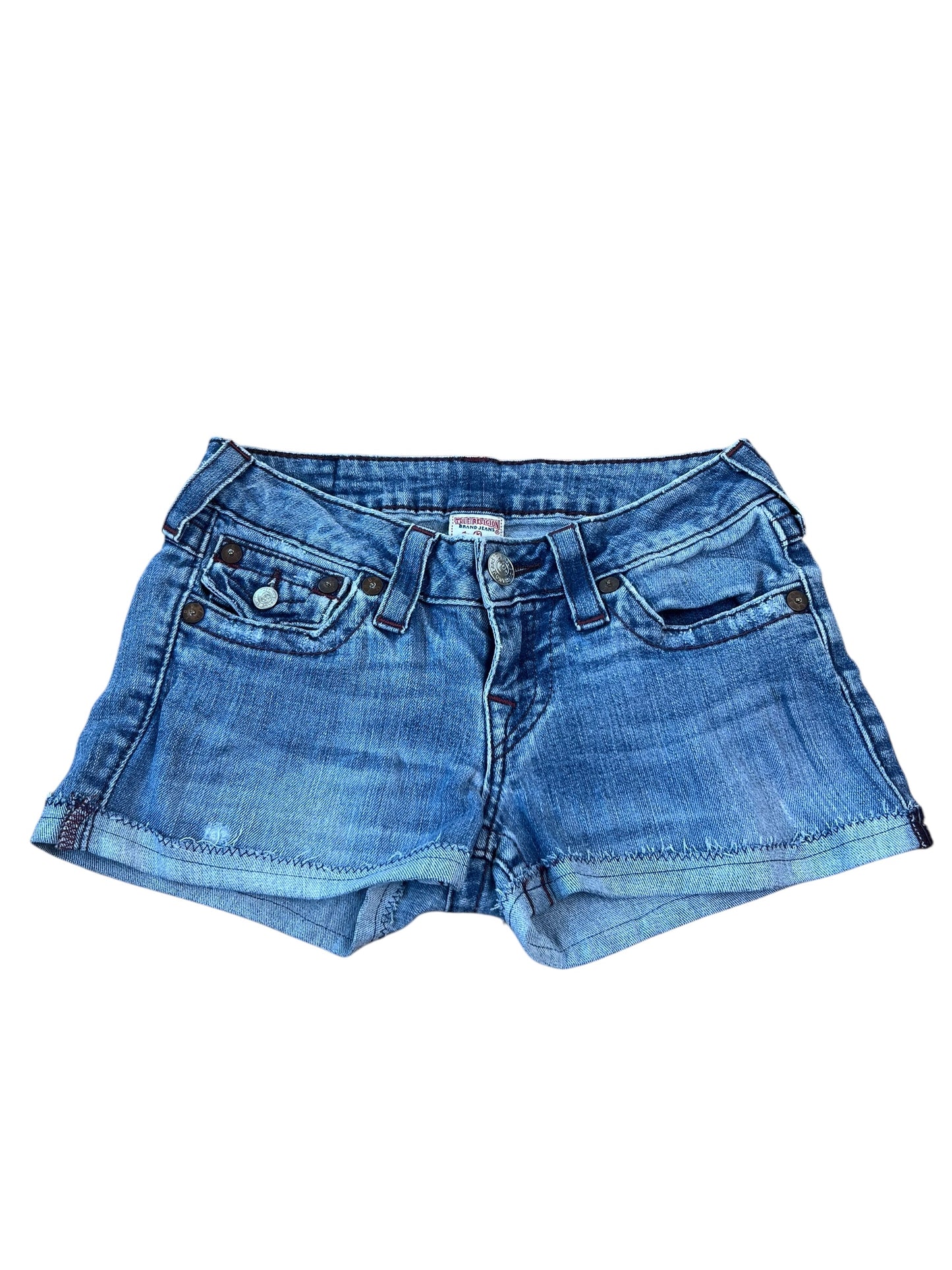 Ein Paar True Religion Shorts | 25 (XS) von ZAZA resell aus blauem Denim mit Vorder- und Gesäßtaschen, Knopf- und Reißverschluss, Bundweite 33, und sauber genähten, gefalteten Säumen, flach auf weißem Hintergrund gelegt.