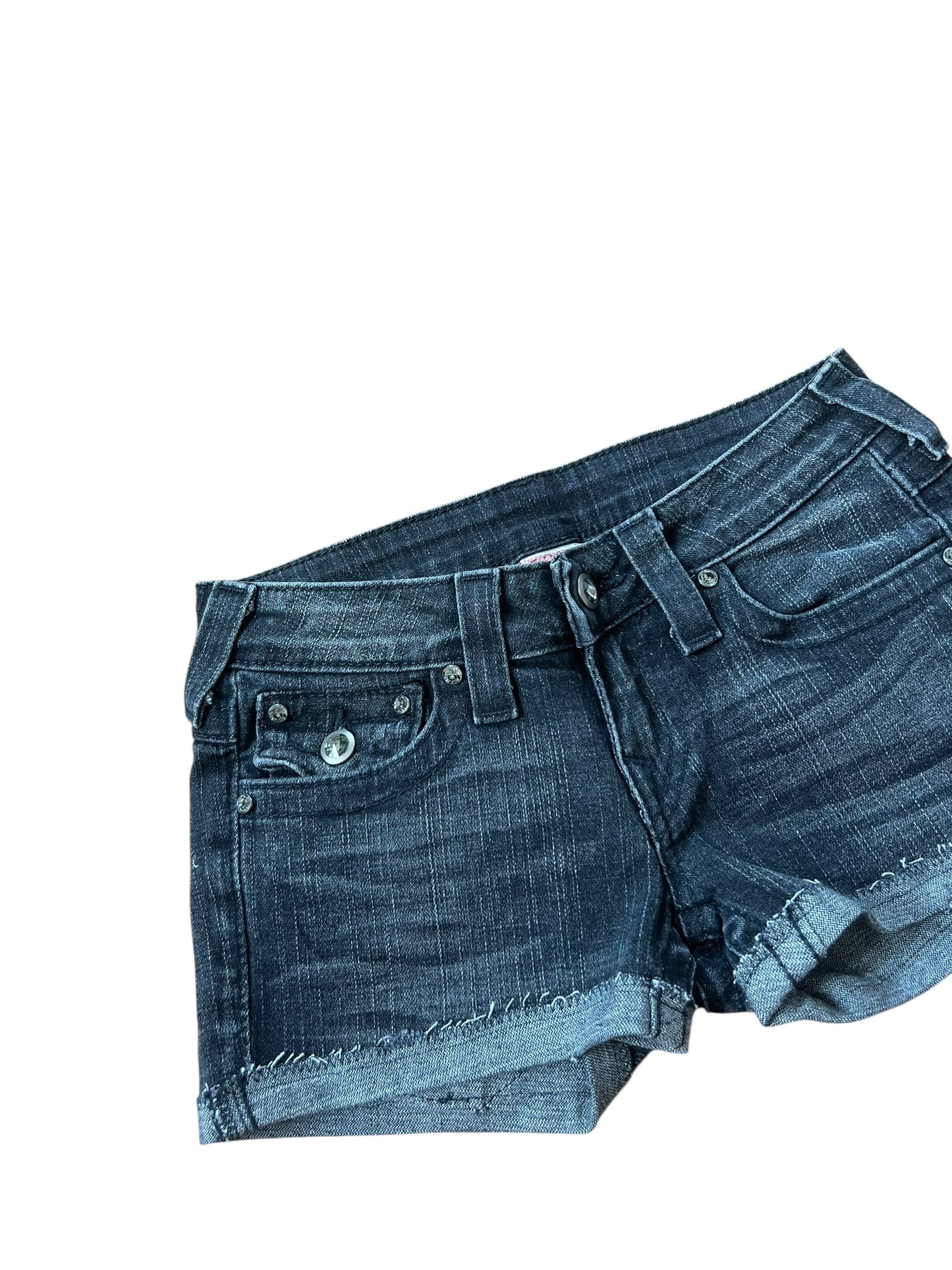True Religion Shorts von ZAZA resell in Größe 25 (S), dunkelblauer Denim mit gerollten Säumen, Vordertaschen, Münztasche und Gürtelschlaufen, abgebildet auf weißem Hintergrund.