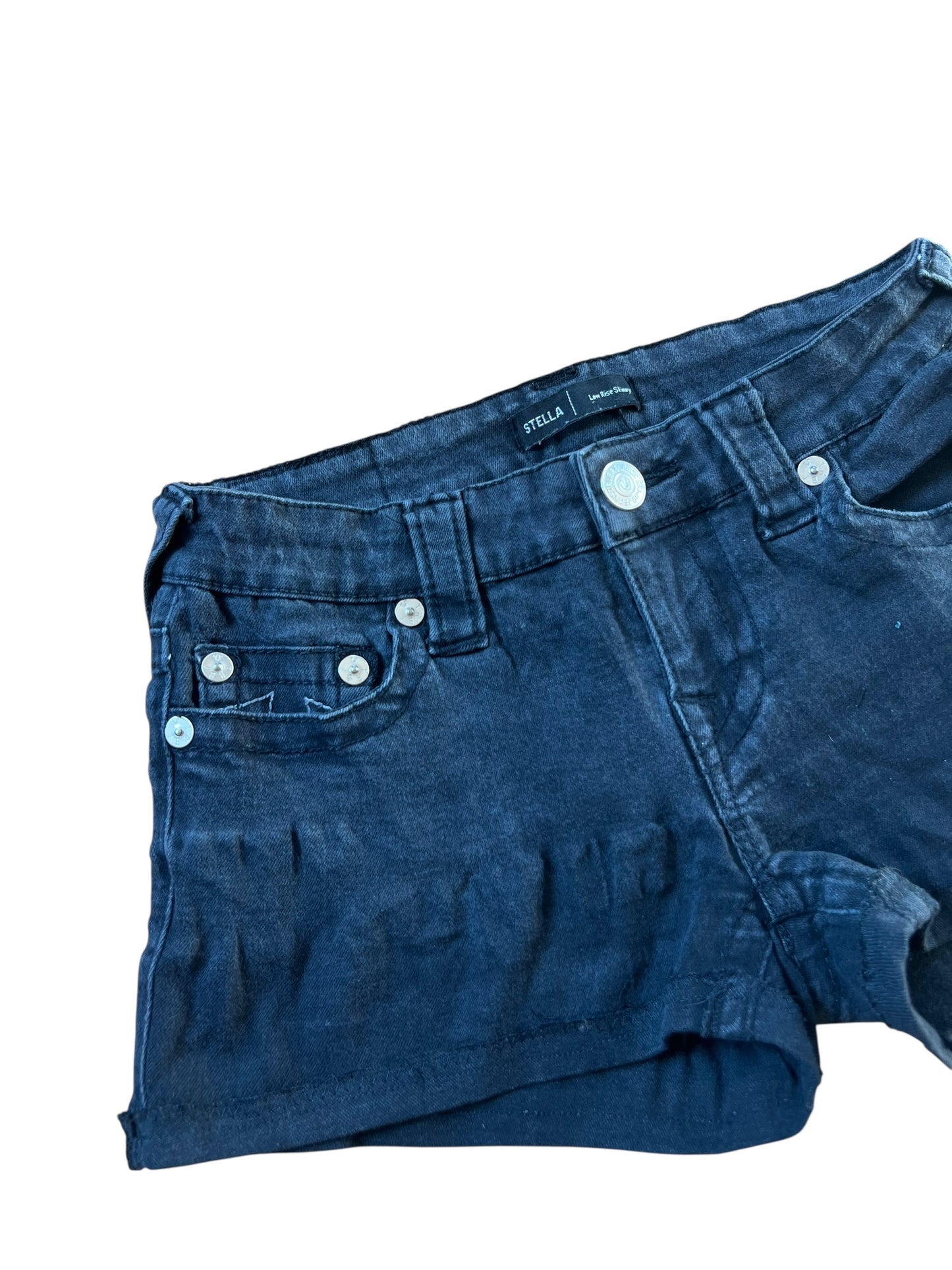 True Religion Shorts | 28 (XS) von ZAZA resell in dunkelblauem Denim mit Knöpfen und Taschen vorne, Labelgröße 28,5 cm, flach auf weißem Grund abgebildet.