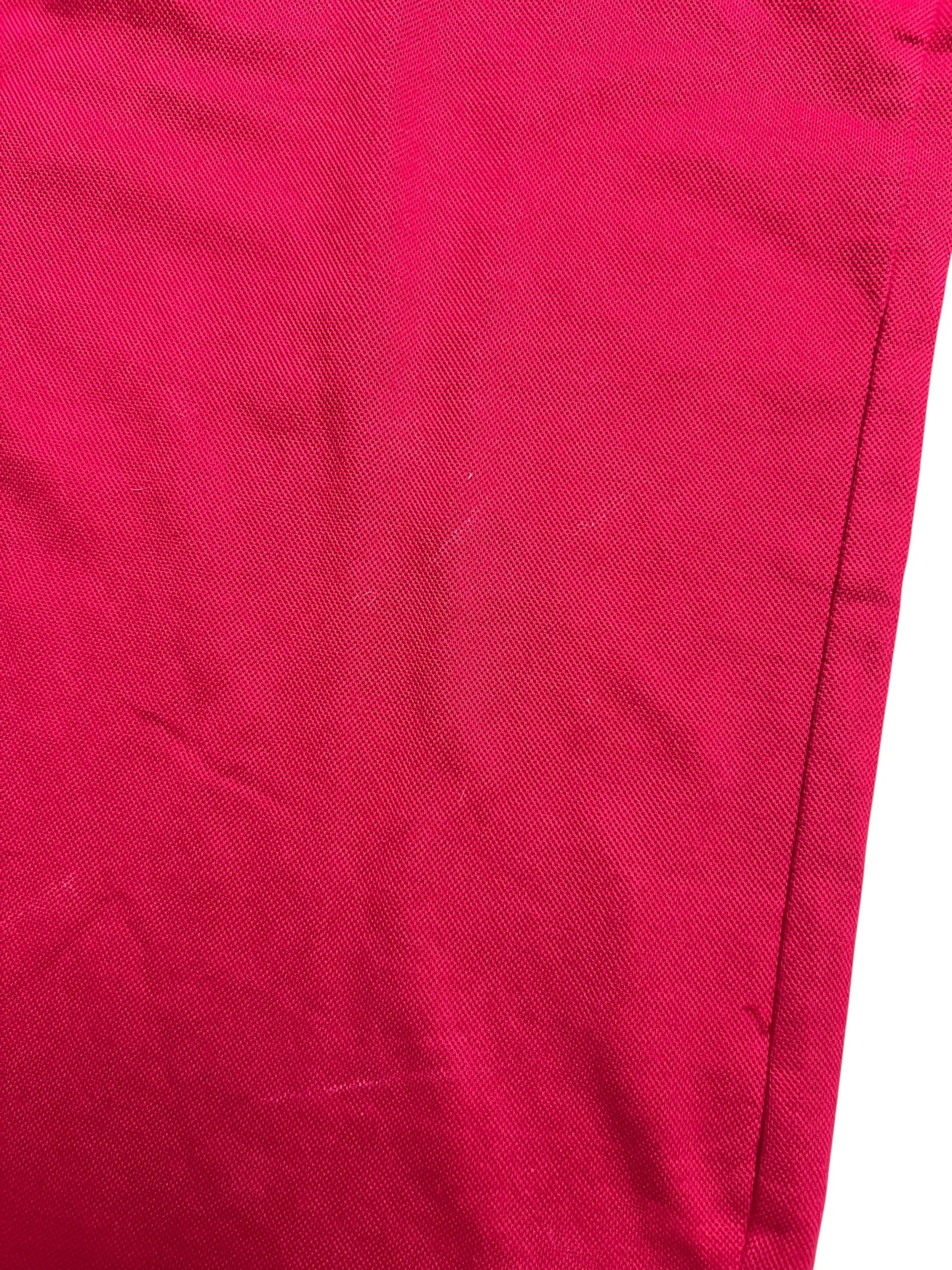 Eine Nahaufnahme eines Burberry Polo Shirts (L) von ZAZA resell zeigt rosa Stoff mit sichtbaren Nähten, leichte Falten, Maße in Zentimetern, und Zustand 8/10.