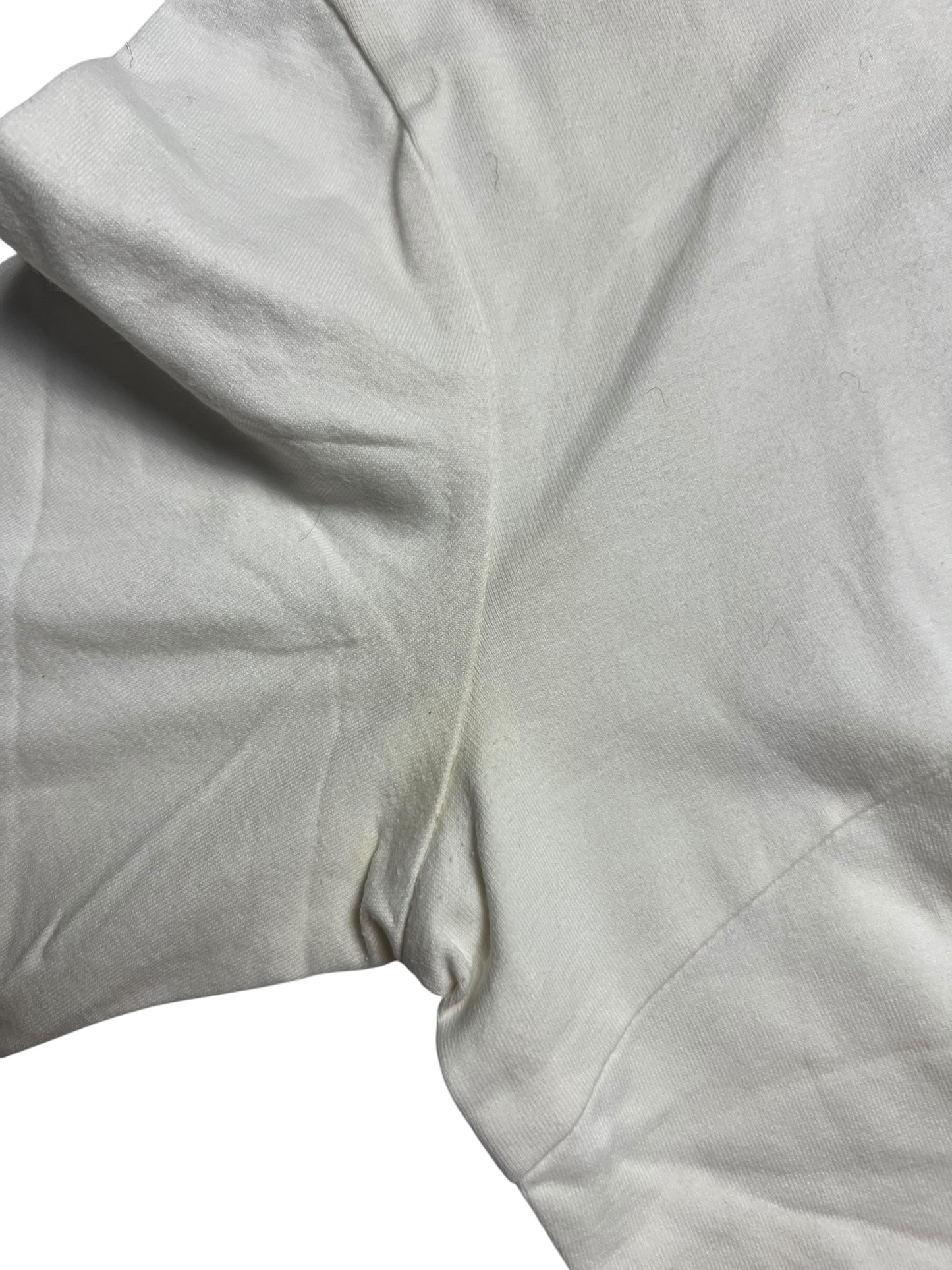 Eine Nahaufnahme des Achselbereichs eines Burberry Polo Shirts (XS) von ZAZA resell (Zustand 8/10), mit leichten gelblichen Flecken und einigen Falten im Stoff.