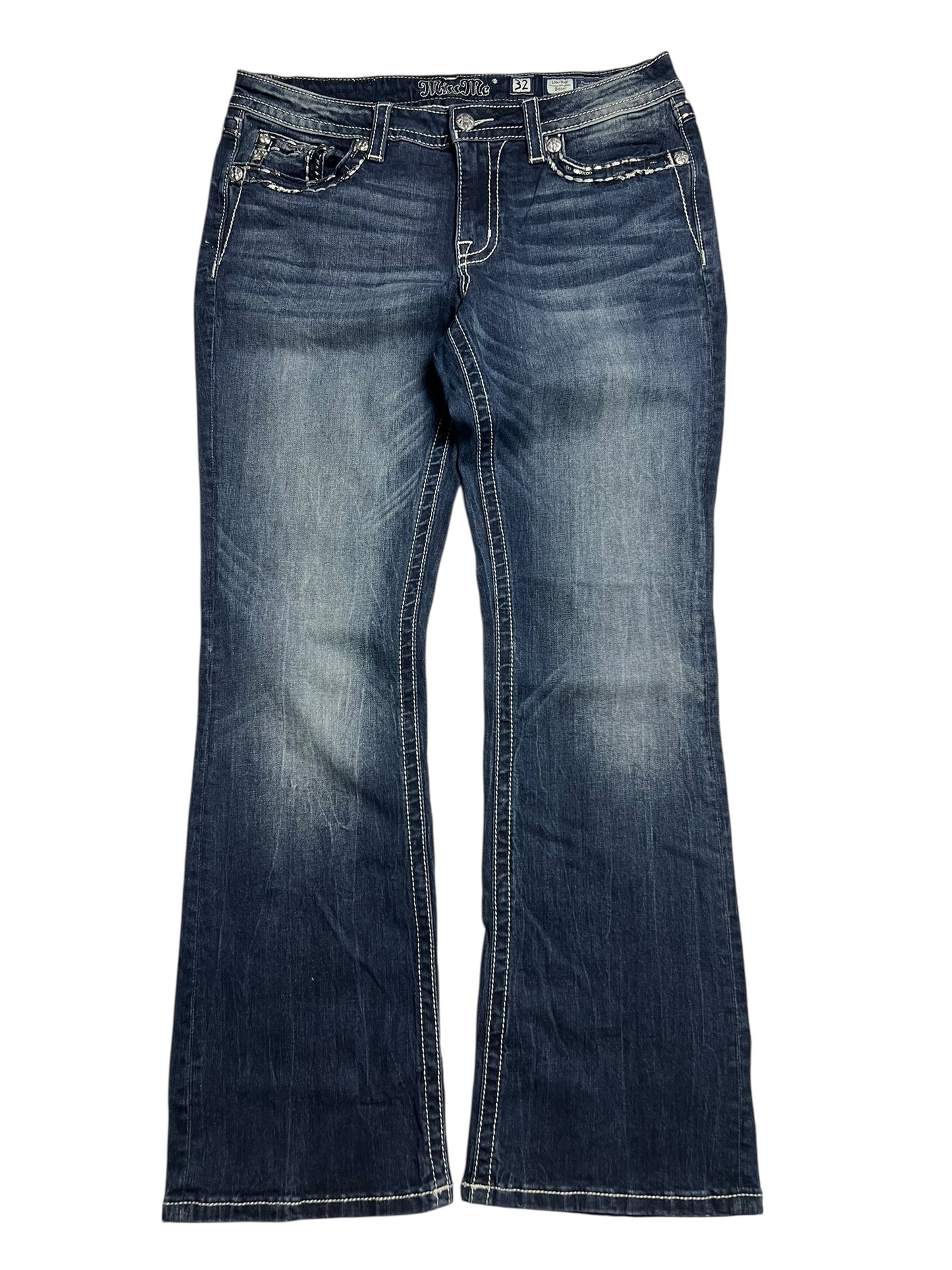 Die Miss Me Low Rise Boot | 32 (L) von ZAZA resell zeichnet sich durch blauen Faded Denim, weiße Nähte, fünf Taschen und einen Bootcut-Beinschnitt aus. Details in Bundweite und Labelgröße sorgen für die perfekte Passform. Flach auf einem weißen Hintergrund.