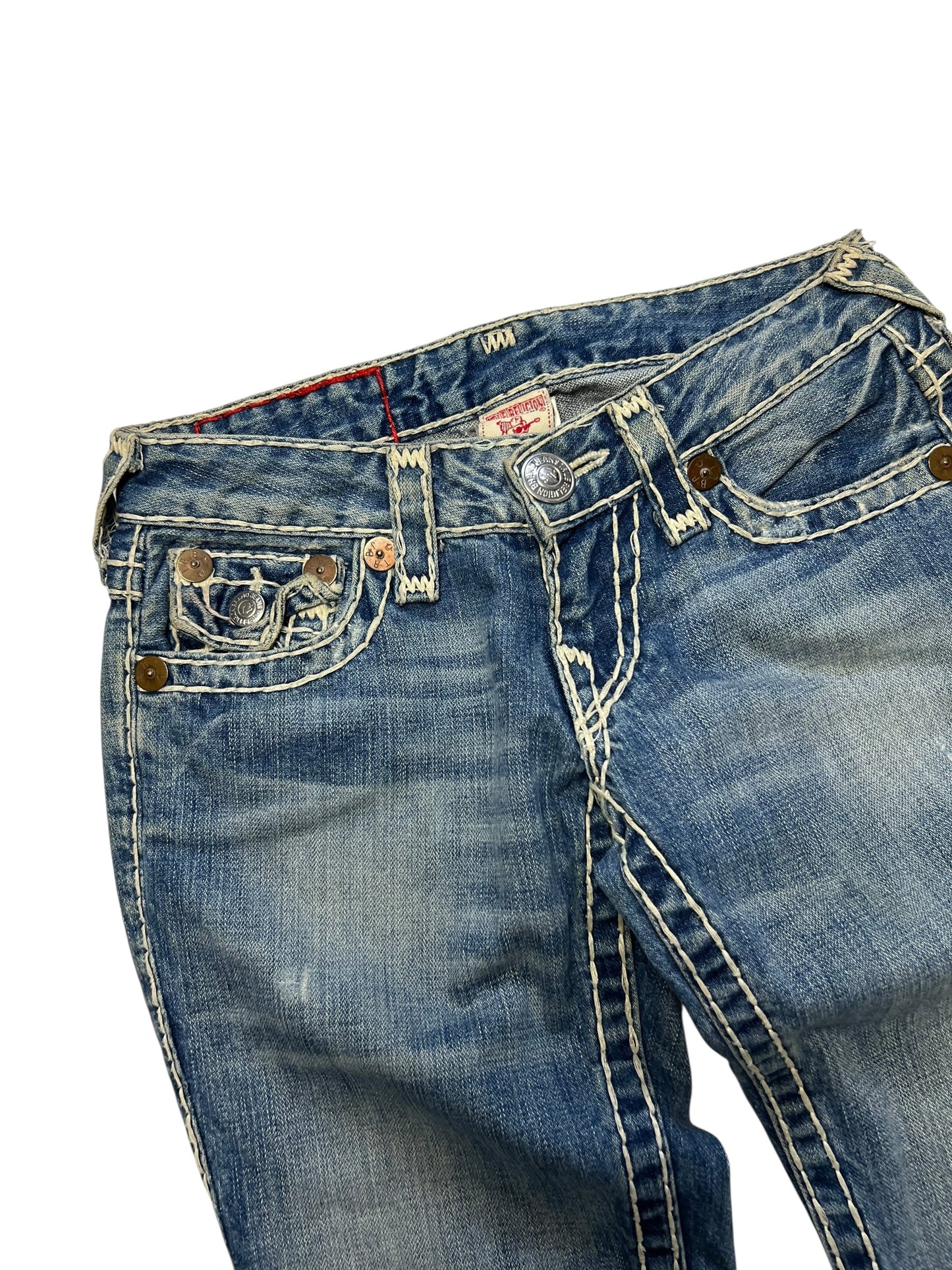 Nahaufnahme von True Religion Billy Super T - Low Rise Straight | 24 (S) von ZAZA resell, mit Fokus auf Bundweite und Labelgröße Details.