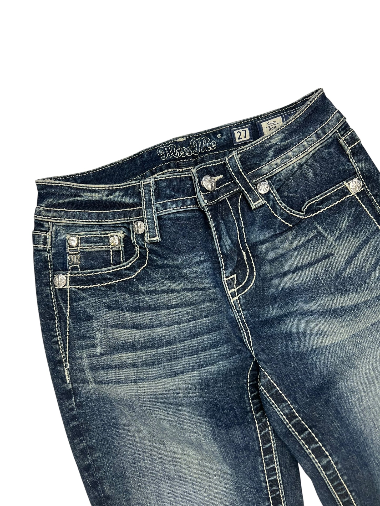 Miss Me Low Rise Boot Jeans (Labelgröße 27, S) von ZAZA resell aus blauem Denim mit weißen Kontrastnähten, silbernen Knöpfen, Miss Me Label am Bund und verblichenen Distressed-Details.