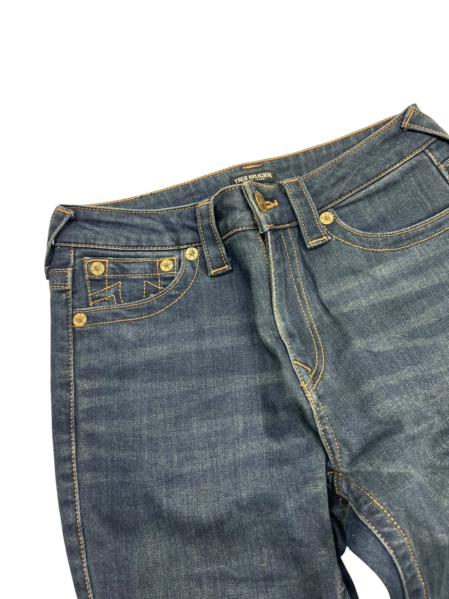 True Religion High Rise Straight Jeans (Größe 27, S) von ZAZA resell, mit blauem Denim, gelben Nähten, goldenen Knöpfen, charakteristischem Taschen-Design und gemessener Bundweite, fotografiert auf weißem Hintergrund.