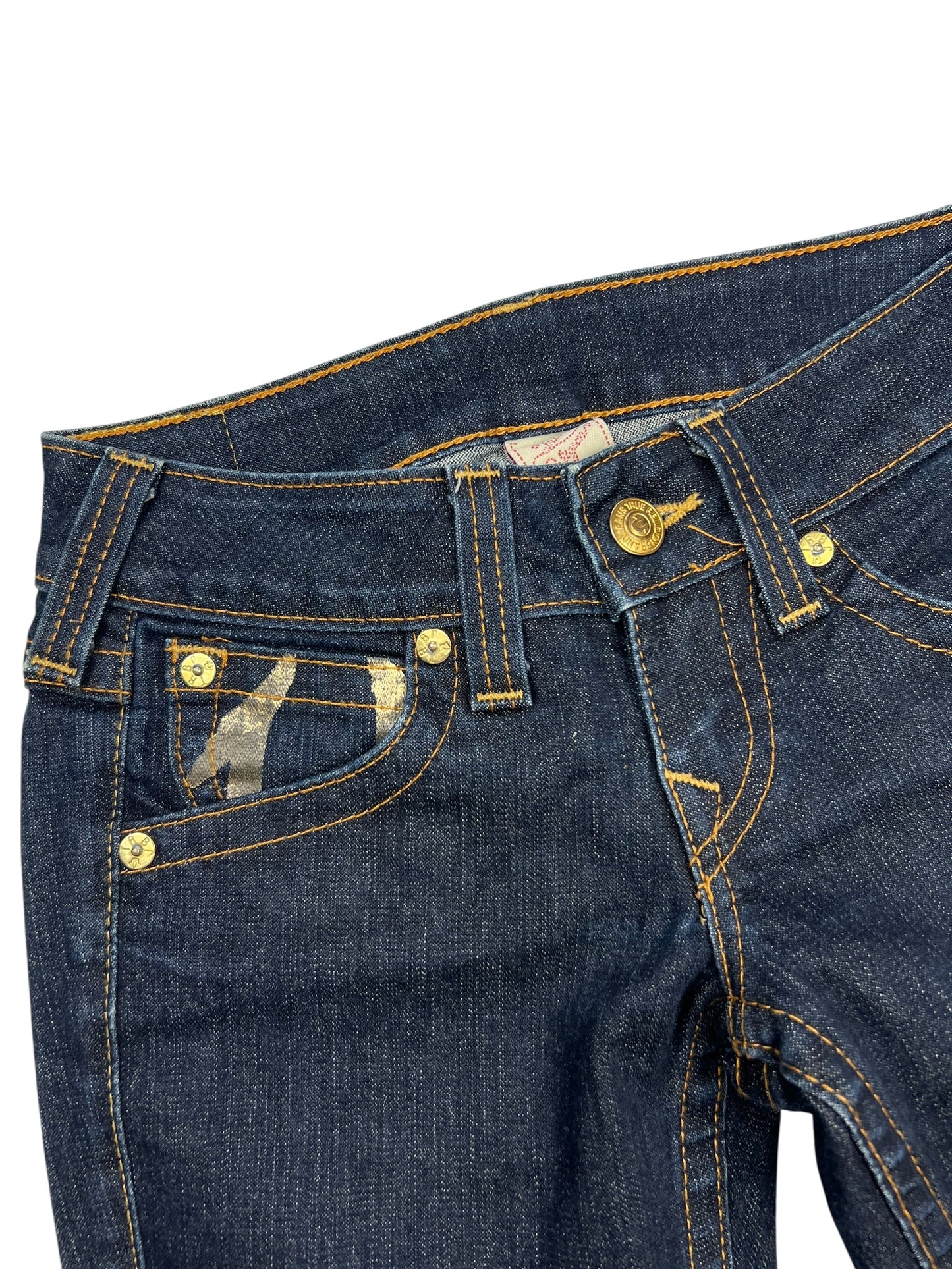 Eine Nahaufnahme der True Religion Billy - Low Rise Straight Jeans (26/S) von ZAZA resell, mit seltenem dunkelblauem Denim, gelben Nähten, Metallknöpfen und einem Camouflage-Detail an der kleinen Vordertasche. Außenbeinlänge 95, Bundweite 36.