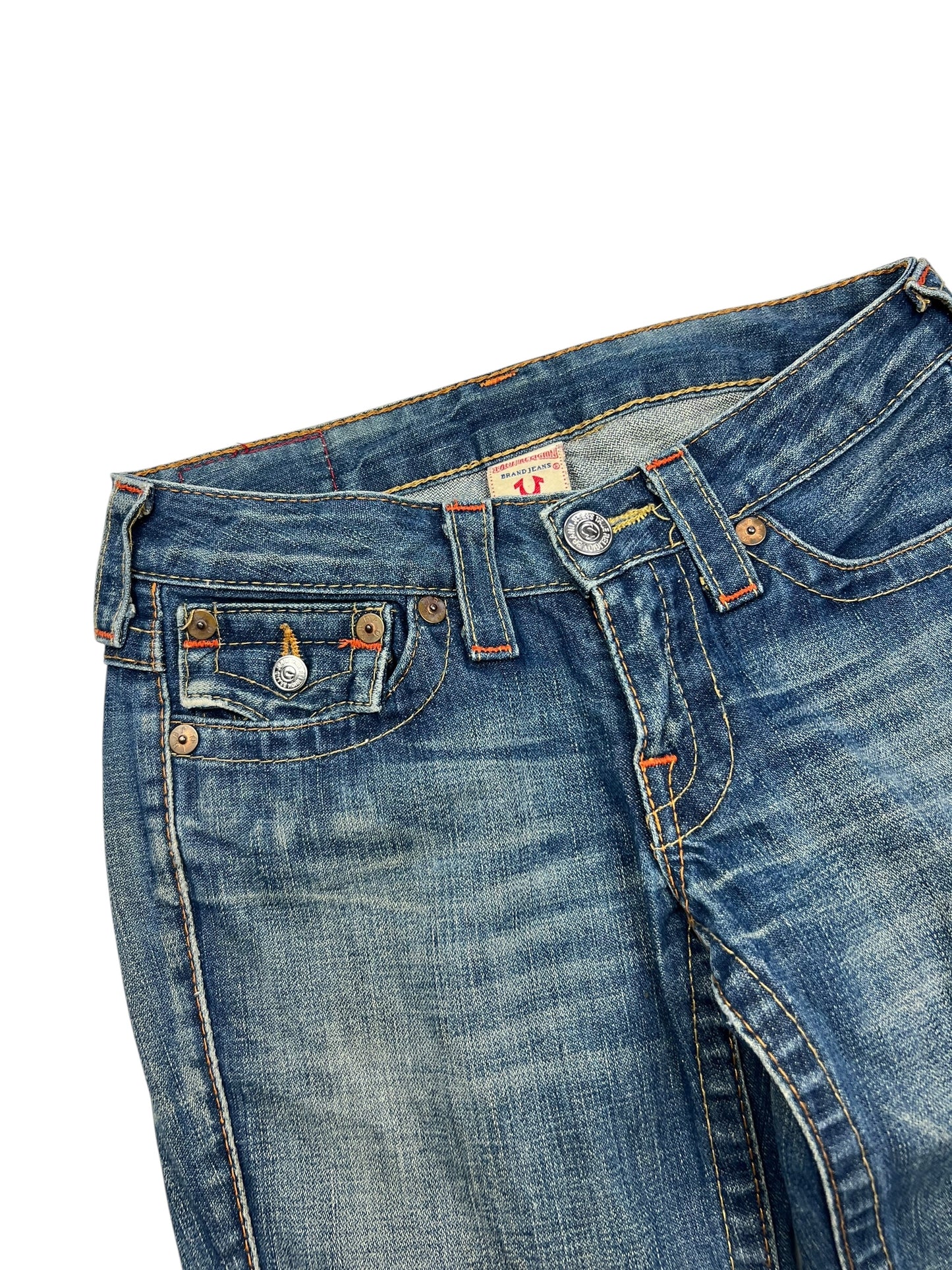 Eine Nahaufnahme des Bundes und des oberen Teils der True Religion Billy - Low Rise Straight Jeans (24/S) von ZAZA resell zeigt den Knopf, die Gürtelschlaufen, die Vordertaschen, die orangefarbenen Nähte und den leicht abgenutzten Look, der ihr Charakter verleiht.
