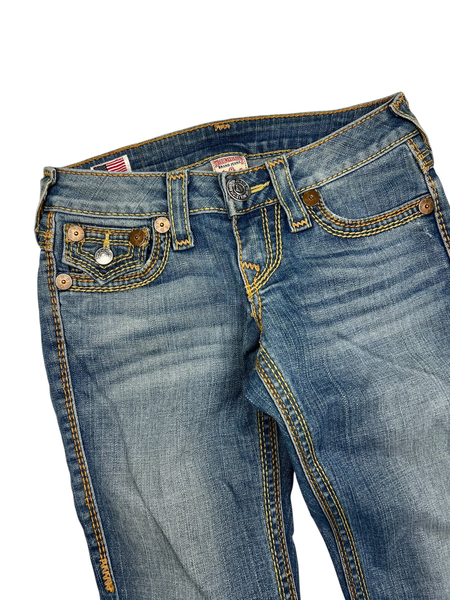 True Religion Billy QT - Low Rise Straight Jeans von ZAZA resell, Größe 24 (S), aus blauem Denim mit hellbraunen Nähten, Ziernähten, Metallknöpfen, Vordertaschen und verblichenem Look. Abgebildet von der Taille bis zur Mitte des Oberschenkels auf einem weißen Hintergrund. Bundweite 35.