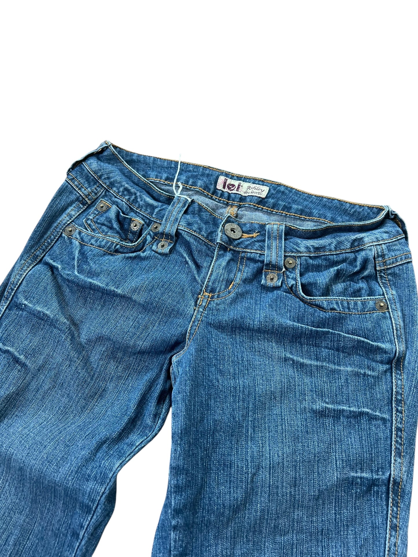 Die von ZAZA weiterverkauften L.E.I. Ashley Ultra Low Rise Boot Jeans in W25 x L30 verfügen über Vordertaschen, Gürtelschlaufen und sichtbare Nähte, die flach auf weißem Hintergrund dargestellt sind, um Bundweite und Beinöffnung hervorzuheben.