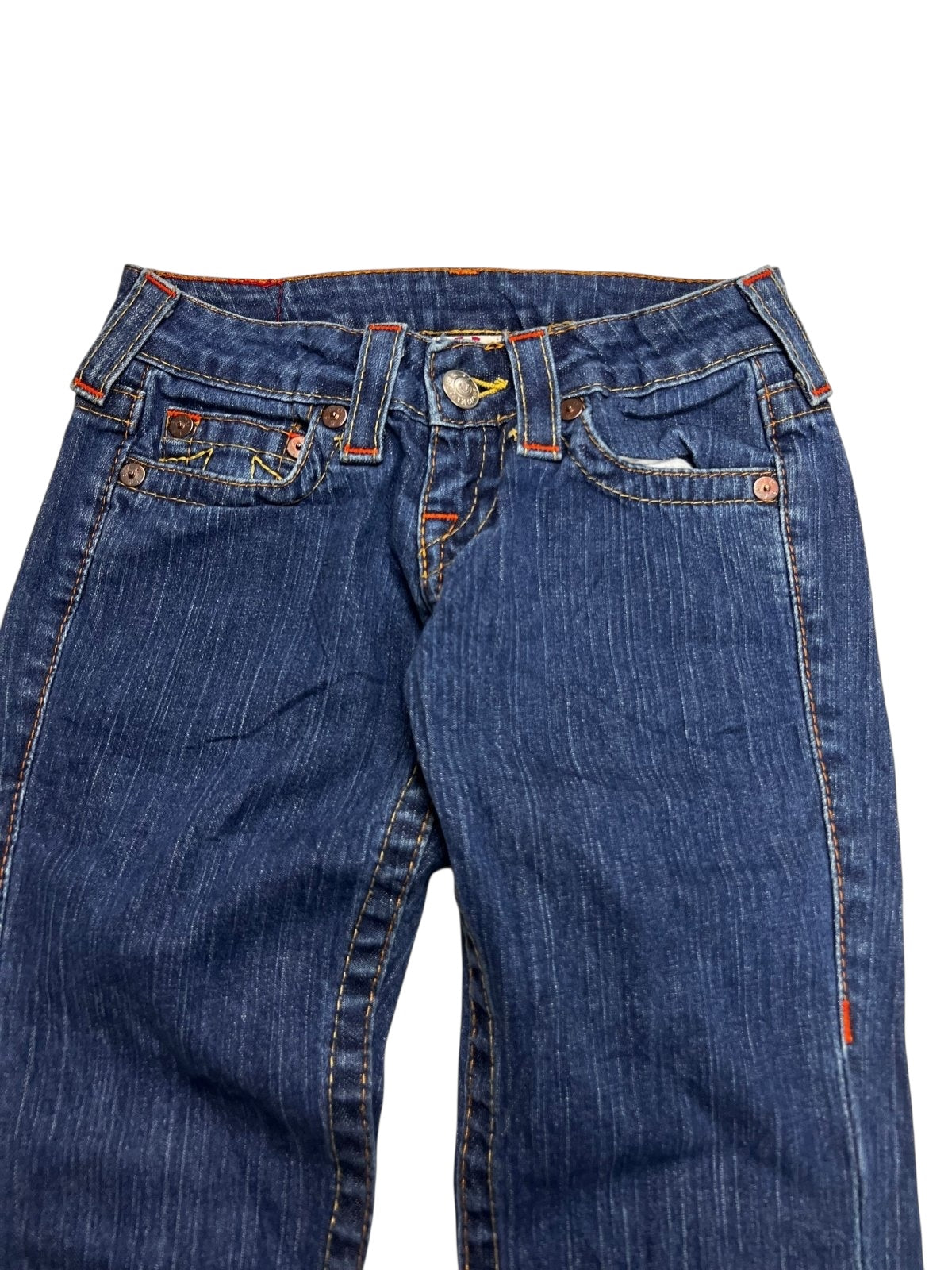 True Religion Johnny Low Rise Straight Blue Denim Jeans (B24 x L30) von ZAZA Resell, orangefarbene Nähte, Vordertaschen, Gürtelschlaufen, Metallknopfverschluss; Maße in cm und XS-Zustand verfügbar, auf weißem Hintergrund angezeigt.