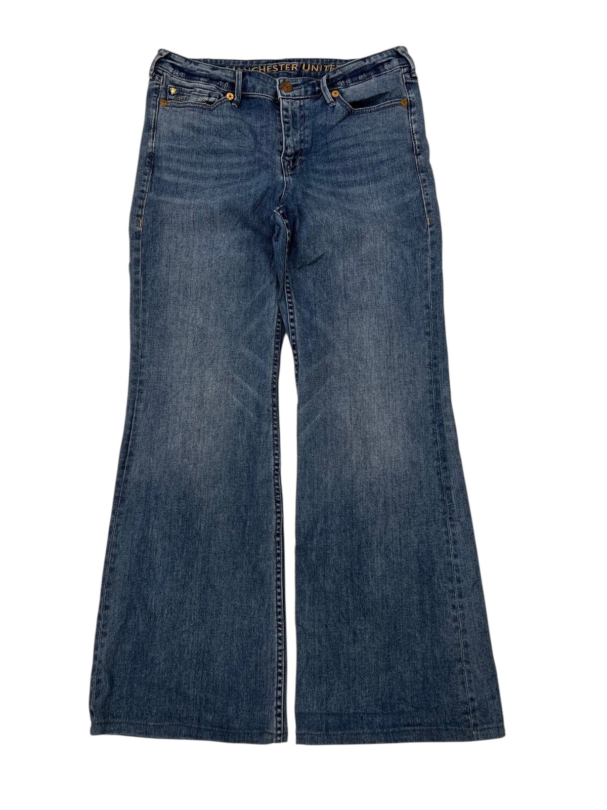 True Religion x Manchester United Mid Rise Flare Jeans in W34 x L30 von ZAZA Resell, blauer Denim mit weitem Bein und ausgestelltem Beinabschluss. Seltenes Modell in 9/10-Zustand, flach auf weißem Untergrund liegend. Maße auf Anfrage erhältlich.