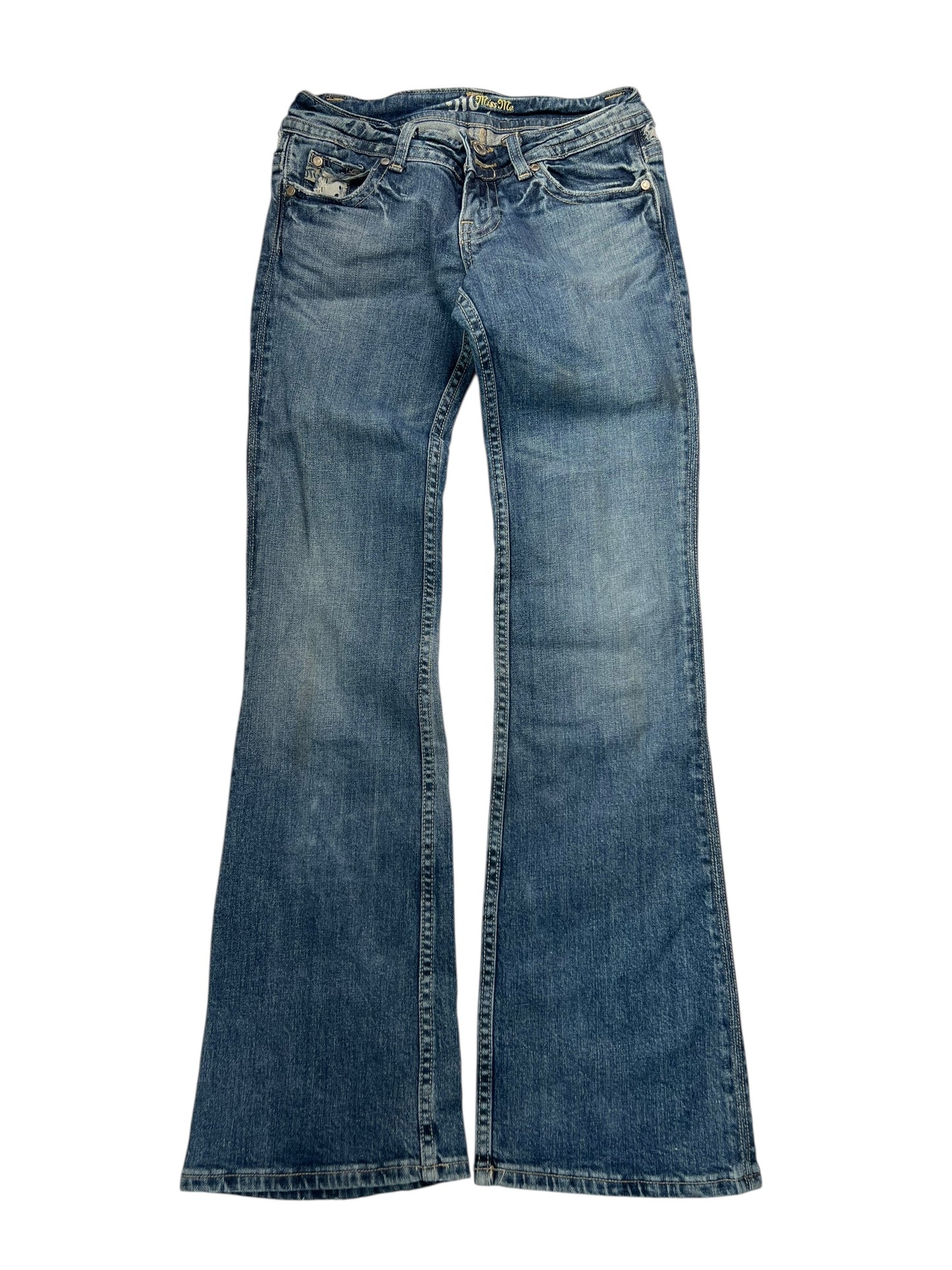 Miss Me Low Rise Boot Jeans von ZAZA Resell, W26 x L31, blauer Denim mit ausgestelltem Bein, Vorder- und Gesäßtaschen, Gürtelschlaufen, ausgeblichenen Oberschenkeln und Knien und stylischer Beinöffnung, flach liegend auf weißem Hintergrund abgebildet.