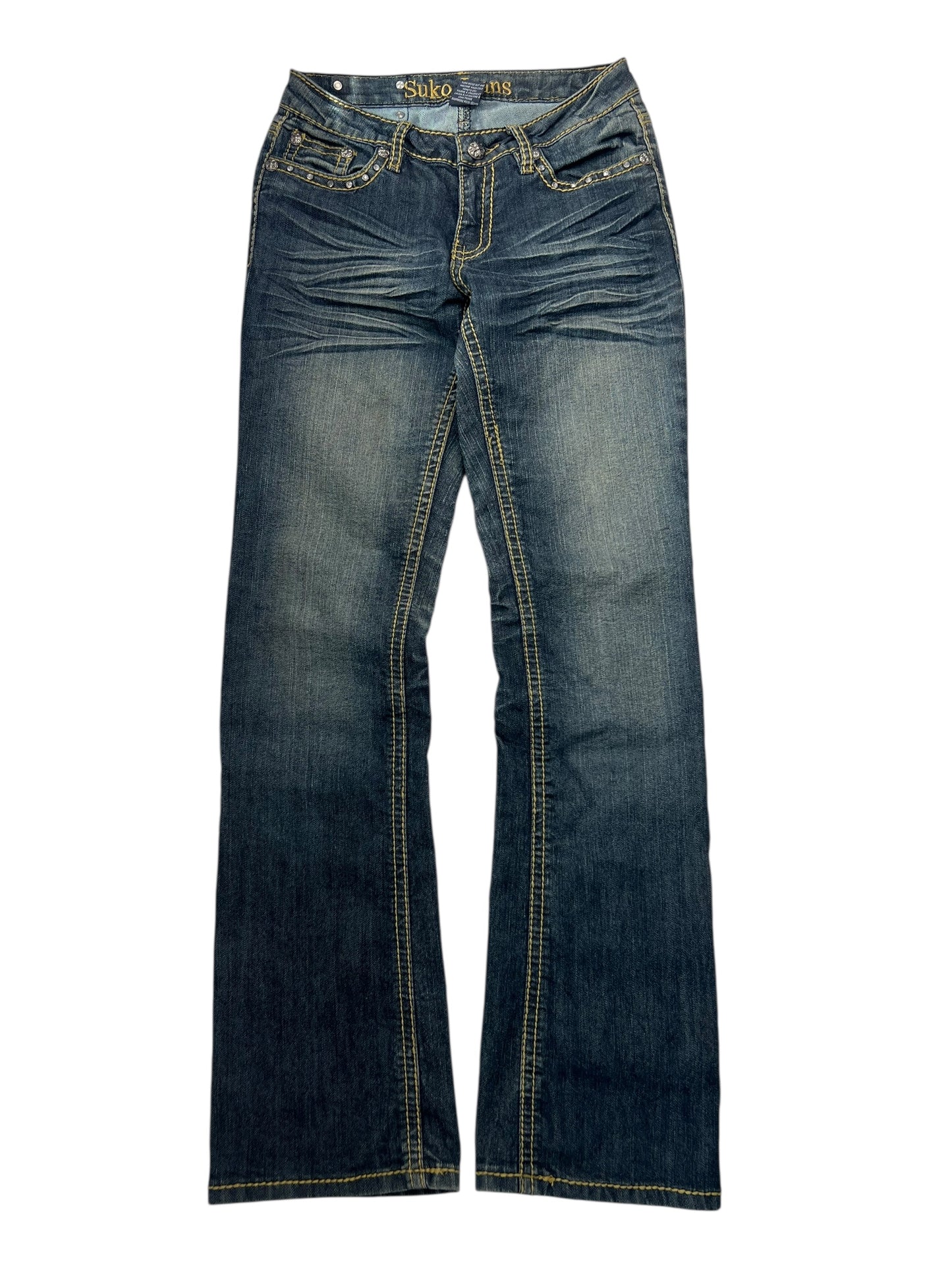 ZAZA verkauft Suko Jeans Mid Rise Boot (W26 x L34): dunkelblauer Denim mit leichtem Ausbleichen am Oberschenkel, gelben Nähten und klassischer Beinöffnung, flach auf weißem Hintergrund dargestellt.
