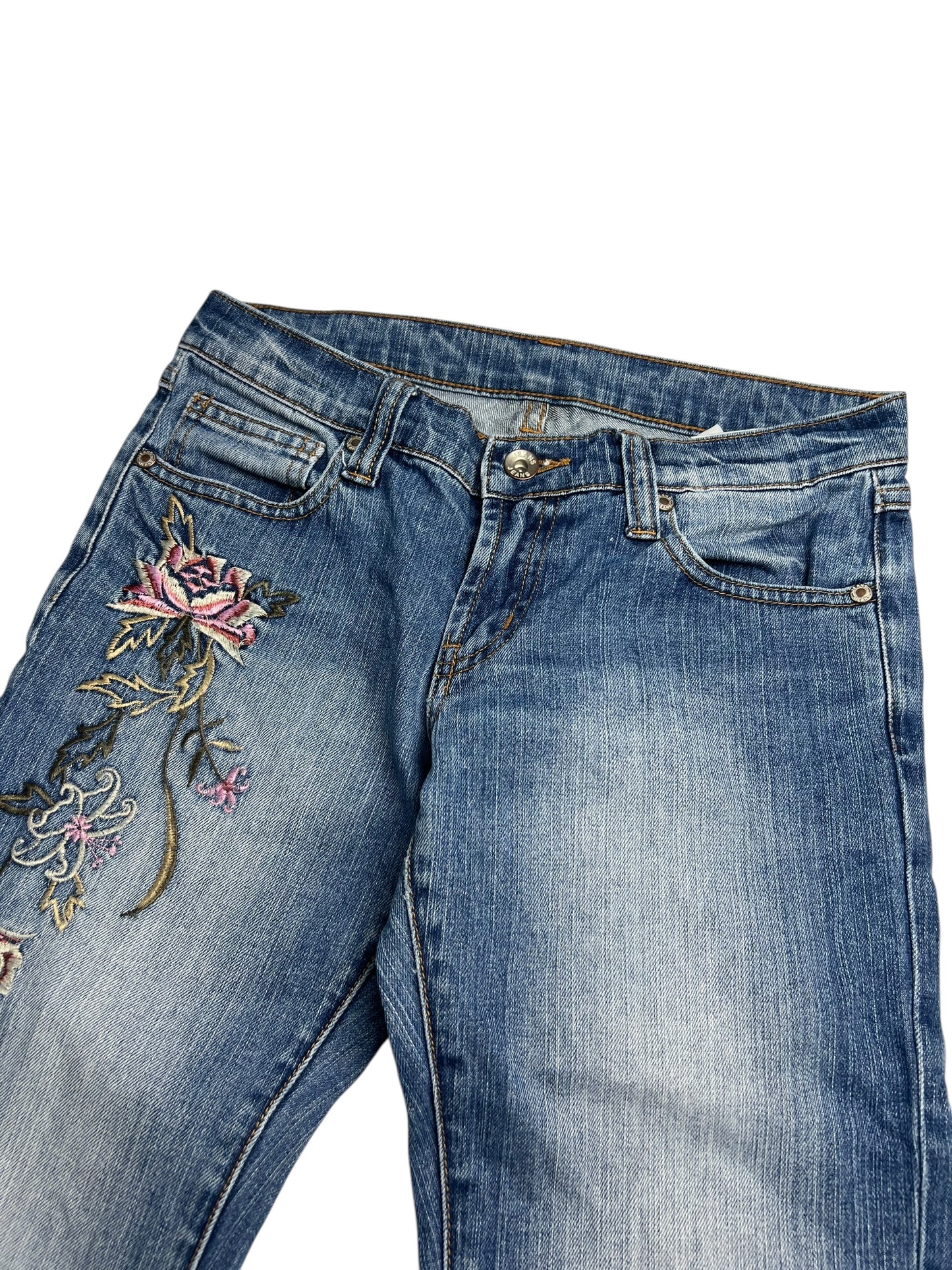 Die ZAZA-Resell-Y2K-Low-Rise-Boots (W26 x L30) sind Blue-Denim-Jeans mit Blumenstickerei auf dem linken Oberschenkel, Vordertaschen, Gürtelschlaufen, Knopfverschluss und einer stylischen Beinöffnung für mehr Komfort.