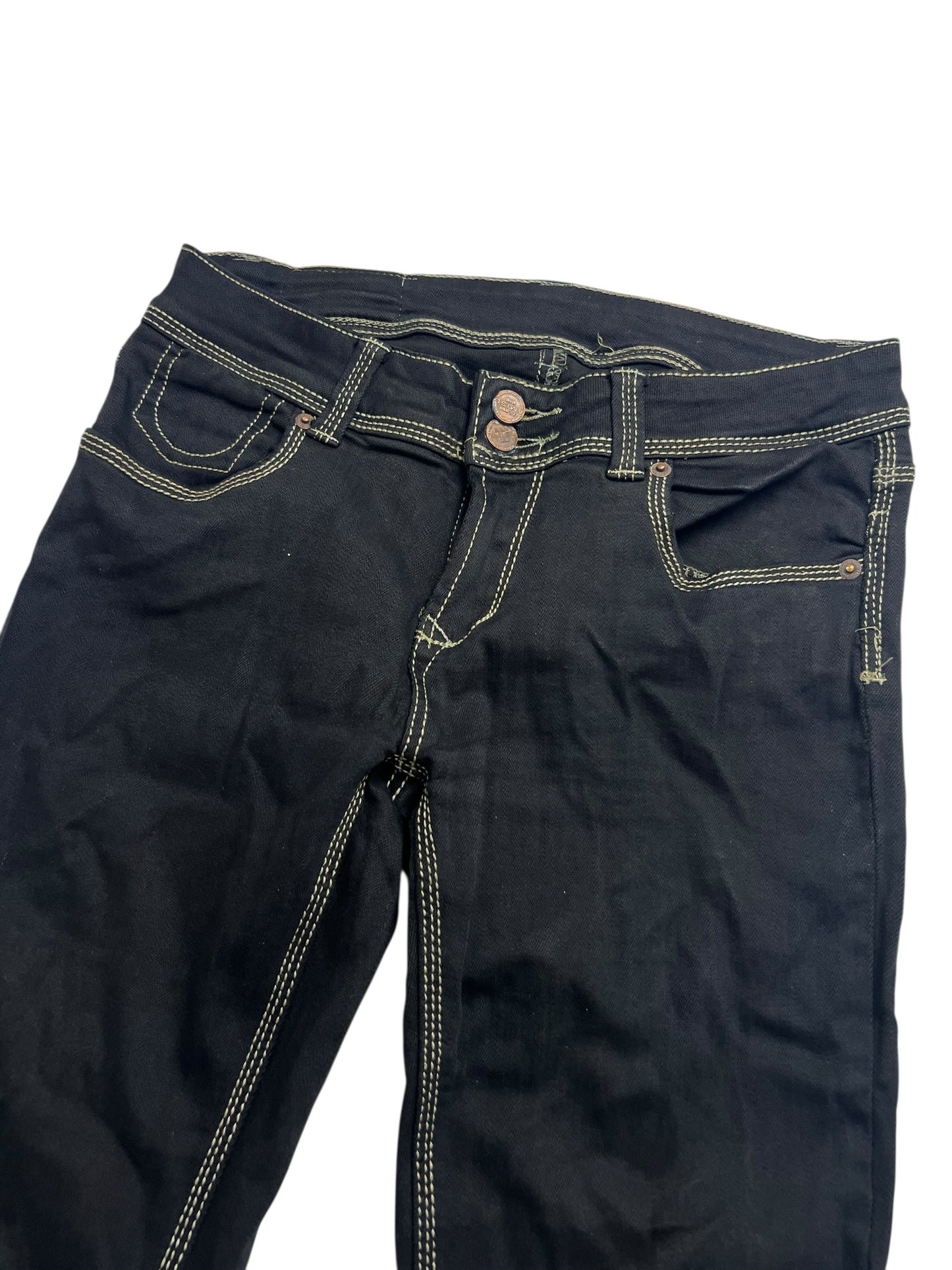 Die Amisu Mid Rise Straight Jeans von ZAZA Resell, Größe W28 x L32, verfügen über gelbe Nähte, Vorder- und Münztaschen, Beinöffnung, Angaben zu Außenbeinlänge und Bundweite sowie einen Knopfverschluss; flach auf weißem Hintergrund abgebildet.