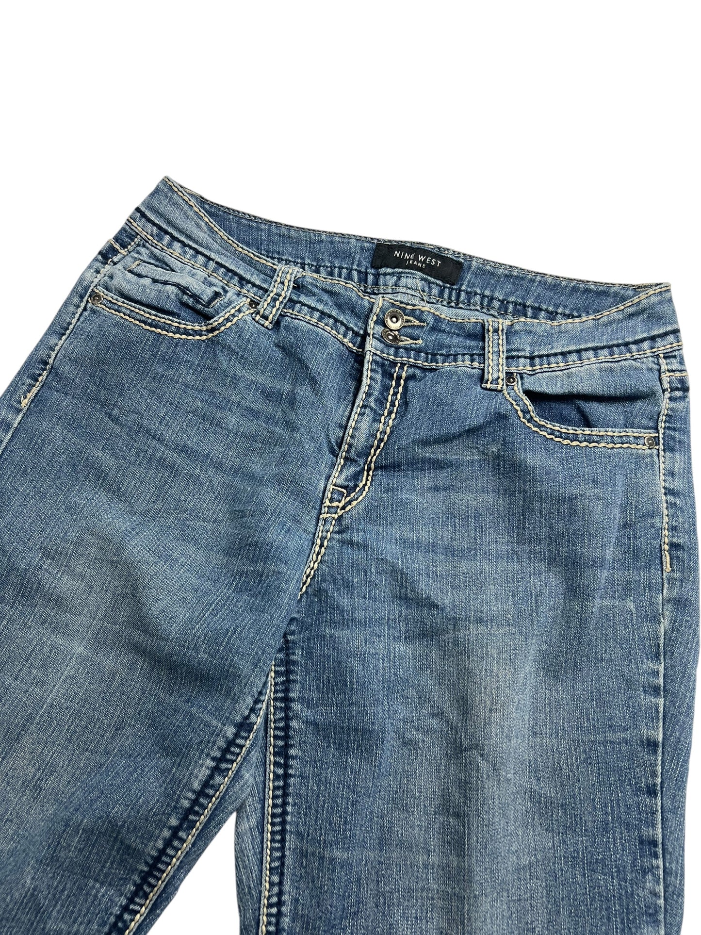 Die Nine West Mid Rise Boot Jeans von ZAZA resell (W31 x L33) ist aus blauem Denim mit weißen Nähten, Fronttaschen, Knopf und Reißverschluss gefertigt. Flach auf weißem Untergrund liegend, sind Bundweite und Beinöffnung deutlich sichtbar.