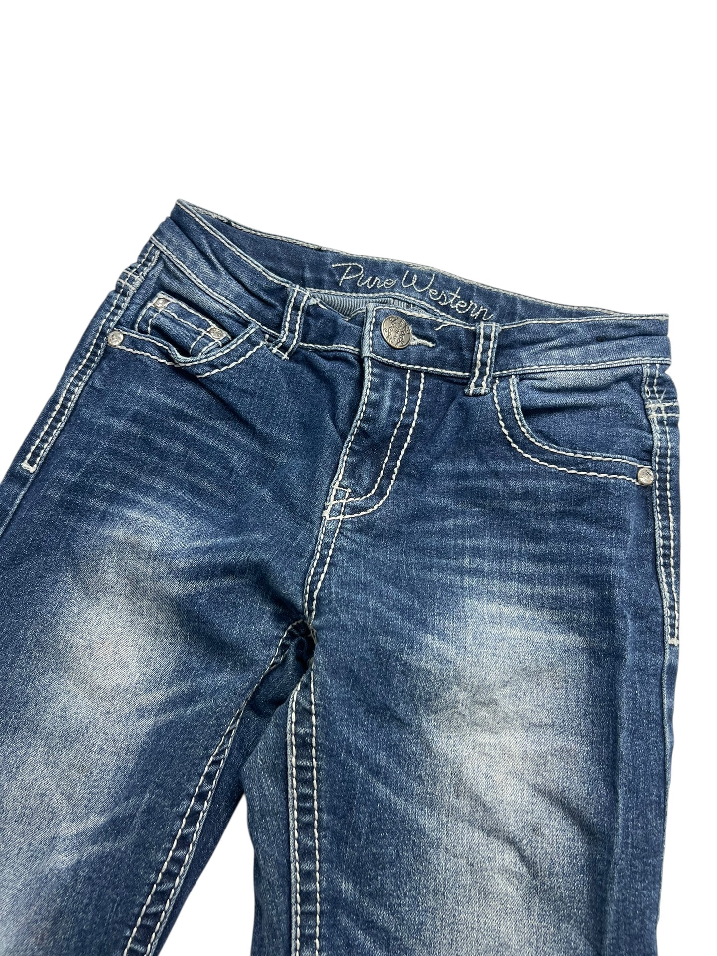 Die von ZAZA weiterverkauften Pure Western Mid Rise Slim Boot Jeans (W23 x L26) sind aus blauem Denim mit weißen Nähten, verwaschenen Details, Knopfverschluss, Gürtelschlaufen, Kindergrößen und der Aufschrift „Pure Western“ auf der Innenseite des Hosenbunds.