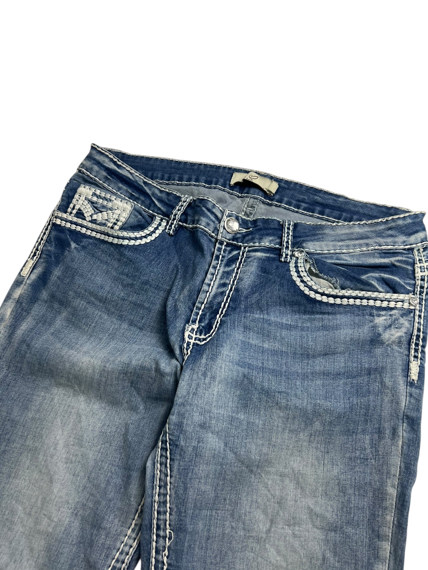 Eine MyChristy Mid Rise Straight Jeans von ZAZA Resell in W34 x L31 mit weißen Kontrastnähten, verblassten Details und verzierten Vordertaschen wird flach gelegt, um die Bundweite und Beinöffnung für eine perfekte Passform zu präsentieren.