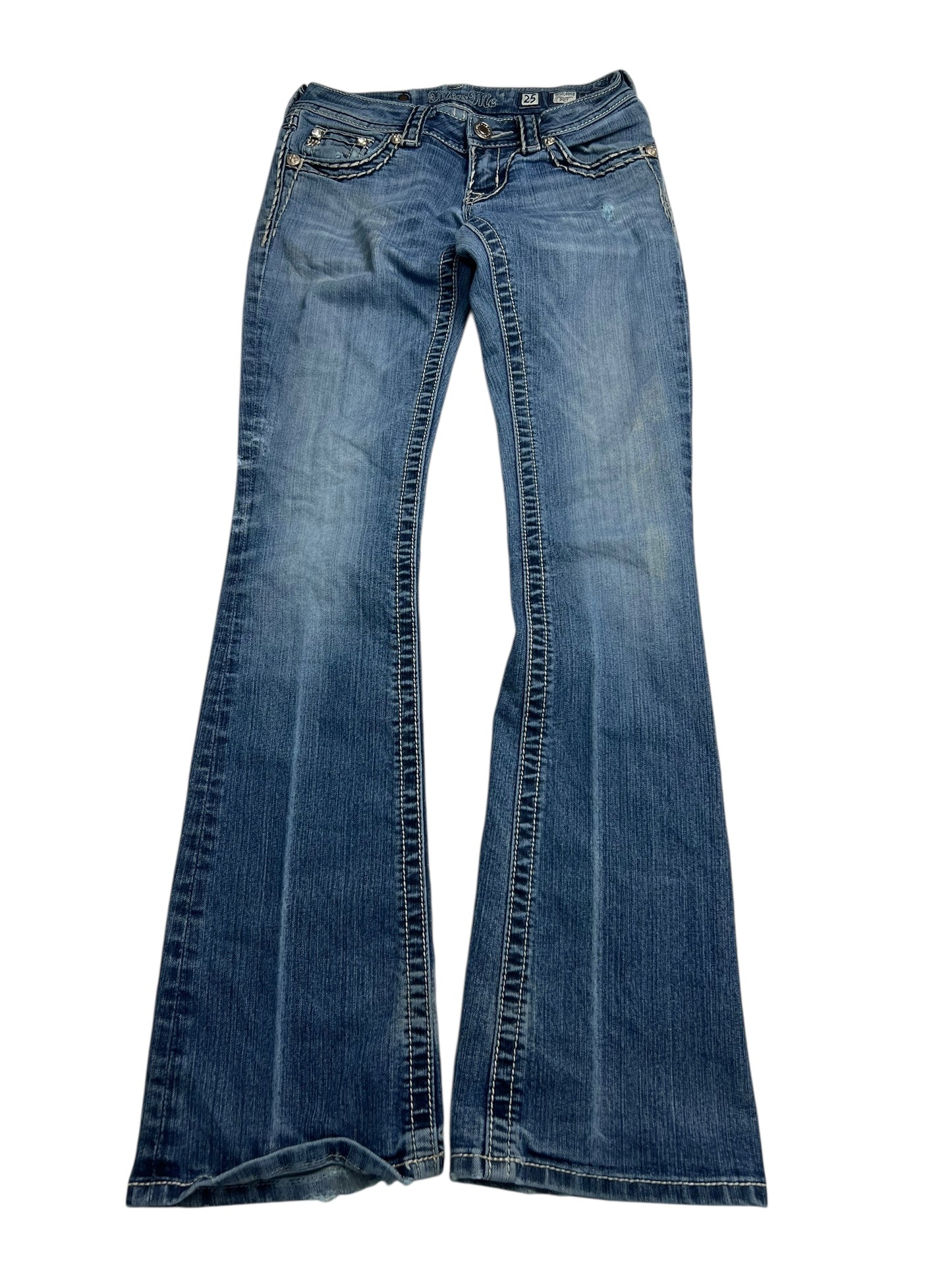 Die Miss Me Low Rise Boot Jeans von ZAZA Resell (W25 x L30) haben einen blauen Schlagstil mit verblassten Details, Vorder- und Gesäßtaschen, weißen Nähten und einem Used-Look, genäht und flach auf weißem Hintergrund präsentiert.