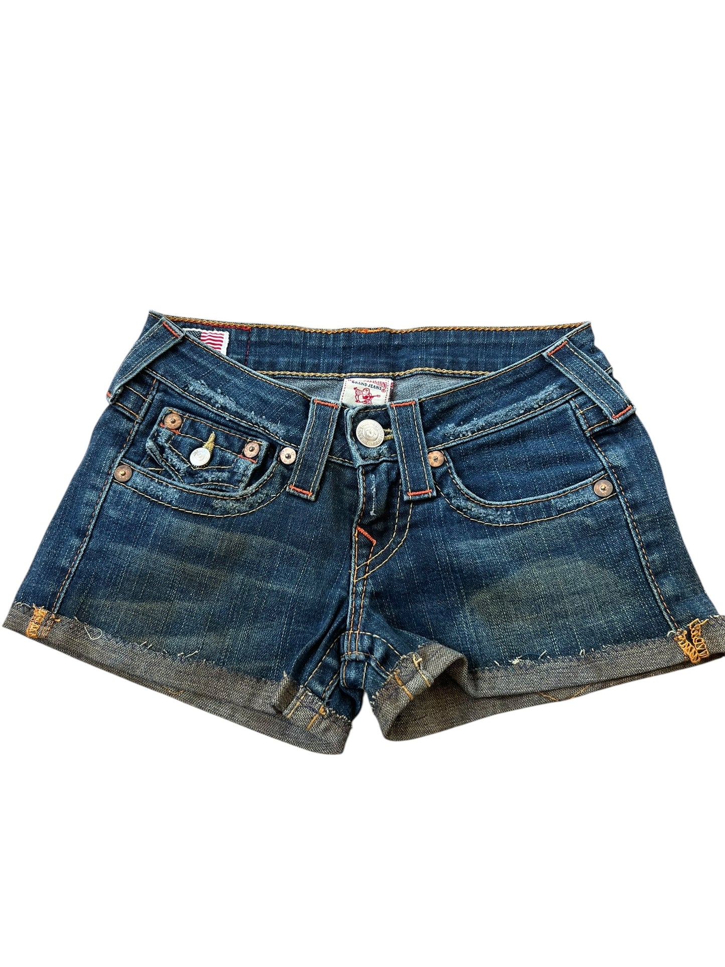 True Religion Shorts | 23 (XS) von ZAZA resell: blaue Denim-Shorts mit Vorder- und Gesäßtaschen, hochgekrempelten Säumen und Knopfverschluss für einen lässigen Cowboy-Look. Abgebildet auf weißem Hintergrund.