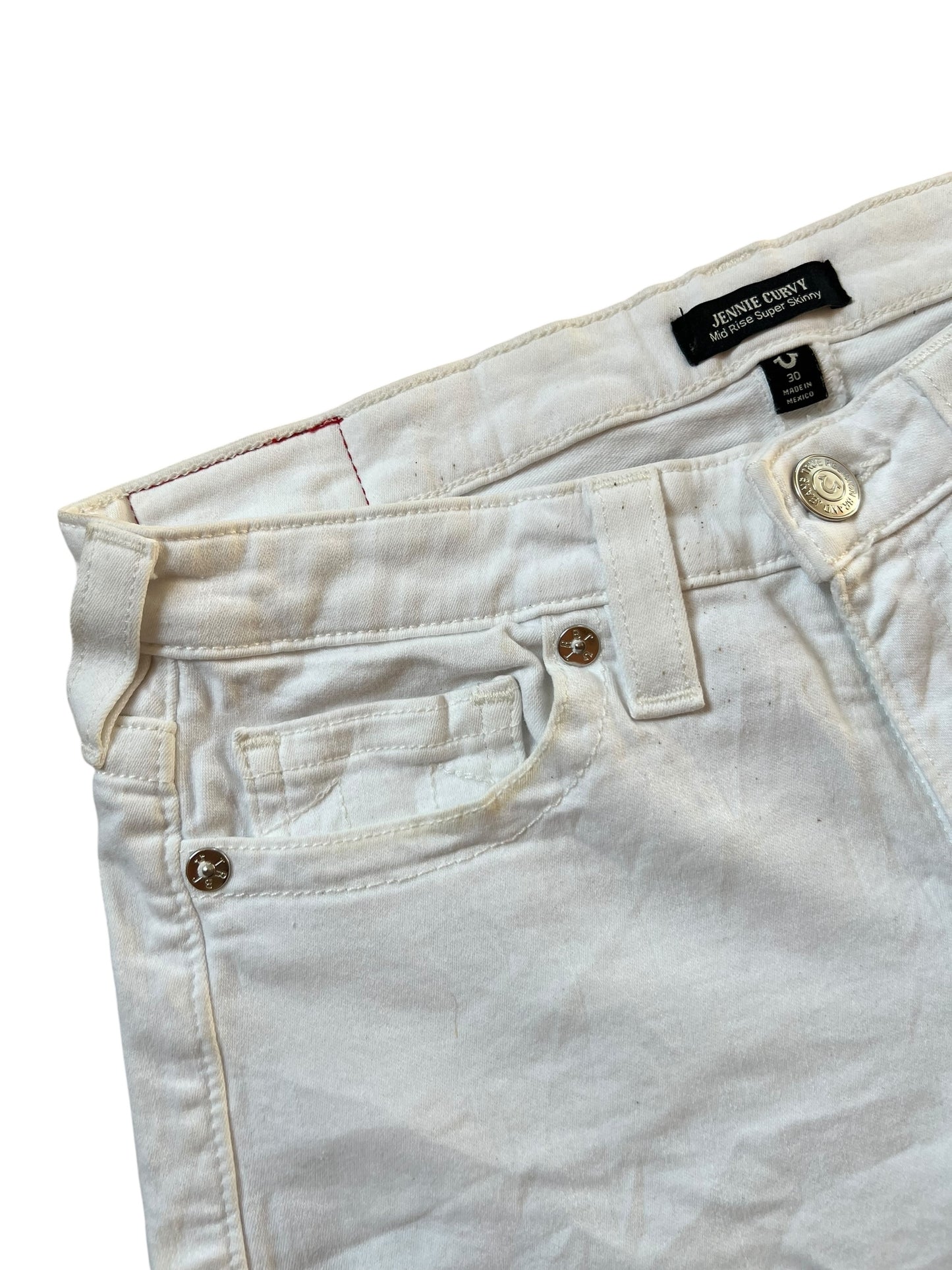Nahaufnahme des Oberteils der True Religion Mid Rise Shorts in Größe 30 (M) von ZAZA resell, mit Vordertaschen, Gürtelschlaufen, einem goldenen Knopf und einem sichtbaren Markenetikett am Bund.