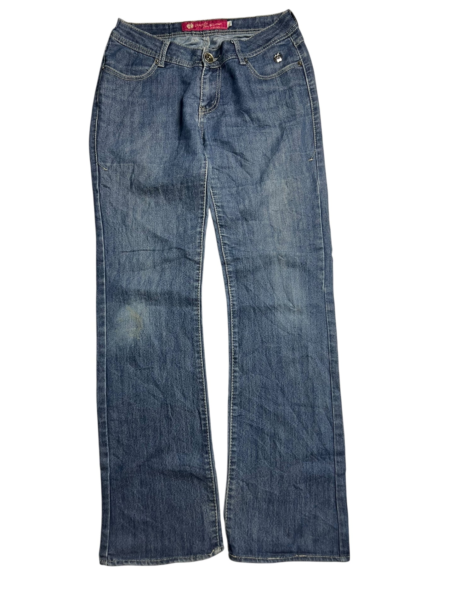 Die Apple Bottoms Mid Rise Boot in Größe M von ZAZA resell ist eine blaue Denim-Jeans mit Knopf- und Reißverschluss, Vorder- und Gesäßtaschen, Bundweite und leicht tailliertem Bein, flach auf weißem Grund.