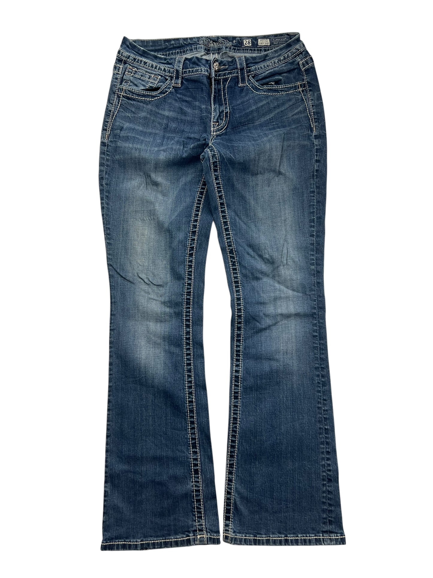 Die Miss Me Mid Rise Curvy Boot Jeans von ZAZA resell in Größe 28 (M) bietet eine Bootcut-Passform für Kurven, Vorder- und Gesäßtaschen, Knopf- und Reißverschluss und leicht verwaschene Details auf blauem Denim.
