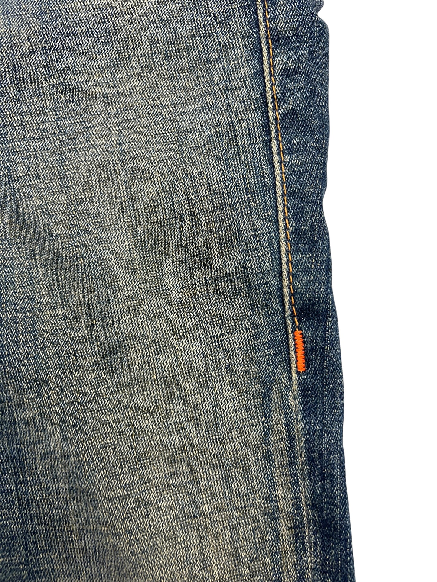 Nahaufnahme der True Religion Billy - Low Rise Straight Jeans von ZAZA resell in Größe 24 (S), mit blauem Denim-Stoff mit orangefarbenen Nähten, strukturiertem Gewebe, Außenbeinlänge 101 und Bundweite 36 für eine präzise Passform.