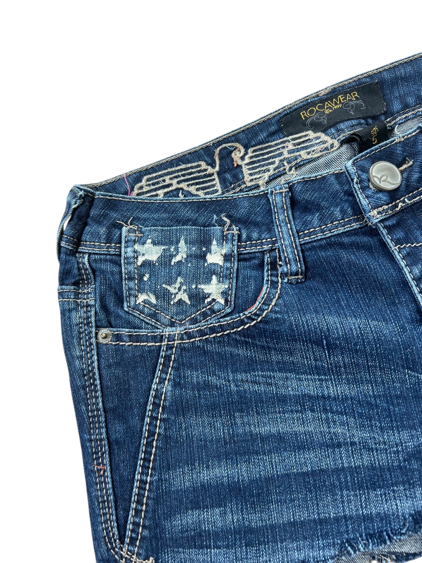 Blauer Rocawear-Rock (W27) von ZAZA Resell mit gestickten weißen Vögeln über der Vordertasche und auf der Münztasche, mit verblassten Details, sichtbaren Nähten und charakteristischem Stil.