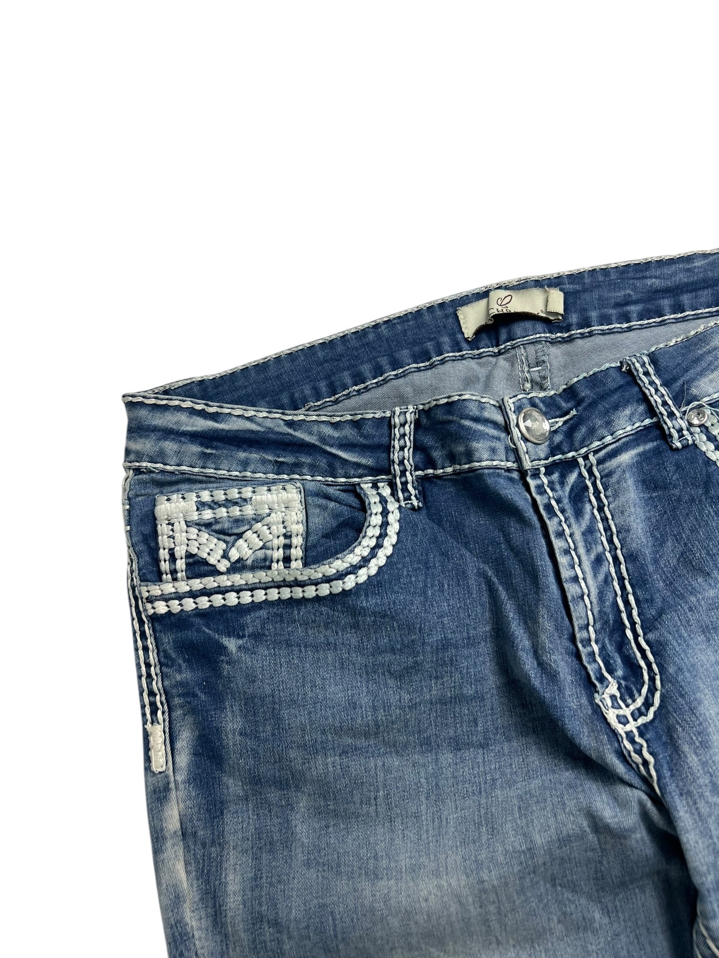 Eine Nahaufnahme der MyChristy Mid Rise Straight Jeans von ZAZA Resell (W34 x L31) zeigt blauen Denim mit weißen Ziernähten, Perlenstickerei auf der Vordertasche und den Nähten, einer verwaschenen Waschung, Gürtelschlaufen und einem detaillierten Beinausschnitt.