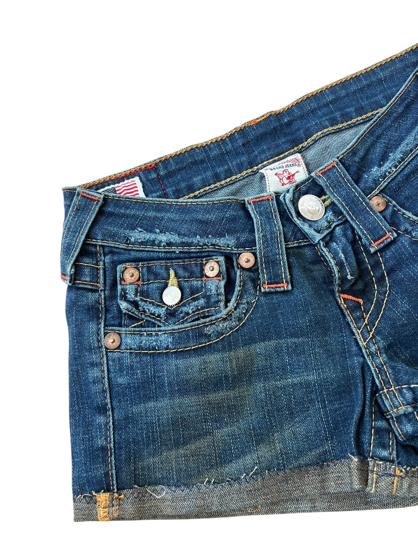 Die True Religion Shorts | 23 (XS) von ZAZA resell haben einen ausgefransten, abgeschnittenen Saum mit Fronttasche, Gürtelschlaufen, Kupfernieten und detaillierte Nähte - alles auf einem knackigen weißen Hintergrund für den klassischen Cowboy-Look.