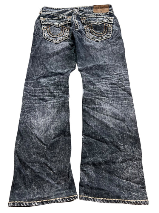 Die True Religion Straight Jeans (Größe 32/M) von ZAZA resell hat eine dunkle Waschung, einen weiten Beinschnitt, weiße Nähte, dekorative Gesäßtaschen und einen Markenaufnäher aus Leder; Bundweite und Label-Größenangaben sind vorhanden.