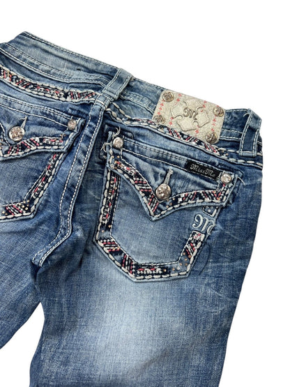 Miss Me Low Rise Straight Jeans von ZAZA resell in Größe 25 (XS/S), blau mit Ziernähten, strassbesetzten Gesäßtaschen, beigem Markenpatch, silbernen Knöpfen, used look. Außenbeinlänge 104 cm, Bundweite 34 cm.