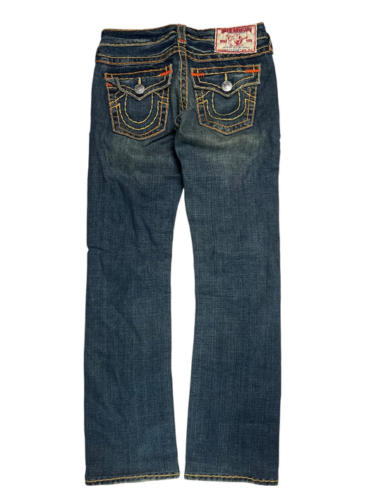 Die True Religion Billy Super T - Low Rise Straight | 27 (M) von ZAZA resell verfügt über dunkelblauen Denim, Gesäßtaschen mit Ziernähten, Patten und Knöpfen, eine Standard-Bundweite, verkürzte Außenbeinlänge, gerade geschnittenes Bein und aufgenähtes Label.