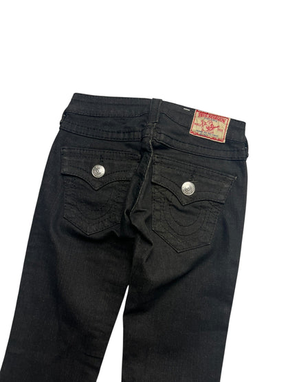 Die True Religion Joey - Low Rise Boot Jeans von ZAZA resell in Größe 24 (XXS) hat schwarzen Denim, zwei Pattentaschen hinten mit silbernen Knöpfen, ein rotes und hellbraunes Etikett am Bund und eine abgeschnittene Außennaht für einen modernen Look.