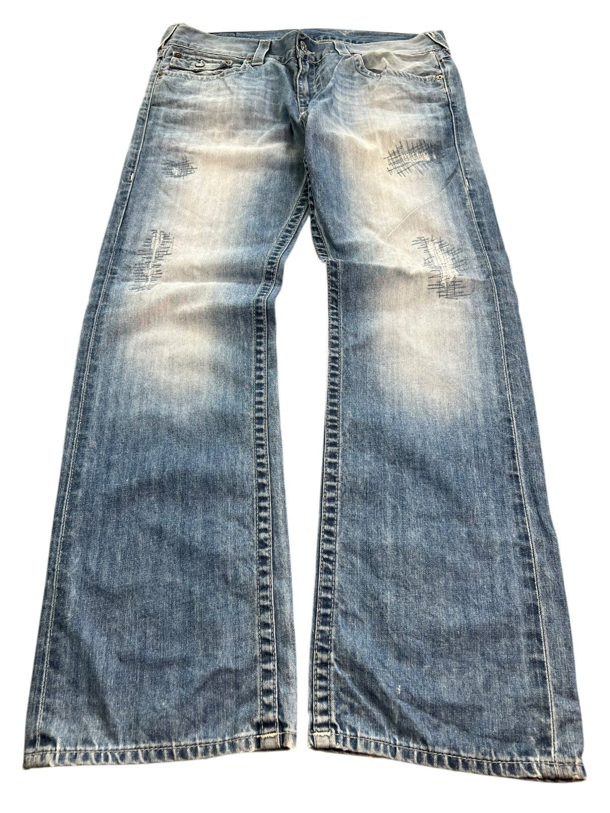 Die True Religion Straight Jeans von ZAZA resell in Größe 36 (XL) haben einen weiten Beinschnitt, verblichene und gealterte Details an den Oberschenkeln und sind flach auf weißem Grund abgebildet; Bundweite und Labelgröße werden für die genaue Größenbestimmung angegeben.