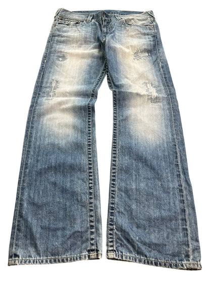 Die True Religion Straight Jeans von ZAZA resell in Größe 36 (XL) haben einen weiten Beinschnitt, verblichene und gealterte Details an den Oberschenkeln und sind flach auf weißem Grund abgebildet; Bundweite und Labelgröße werden für die genaue Größenbestimmung angegeben.