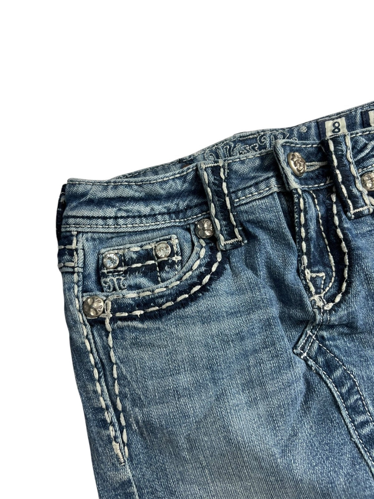 Nahaufnahme des Oberteils des Miss Me Skirt | XXS von ZAZA resell, aus blauem Denim mit weißen Nähten und Metallnieten an Tasche und Bund - die perfekte Inspiration für deinen nächsten Rock mit präzisen Maßangaben.