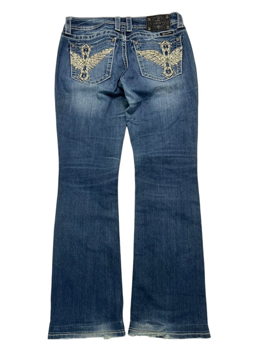 Die Miss Me Low Rise Boot Jeans von ZAZA resell in Größe 29 (M) hat einen blauen Bootcut-Stil, verblichene Details und gestickte Flügelmuster auf den Gesäßtaschen für einen auffälligen Look.